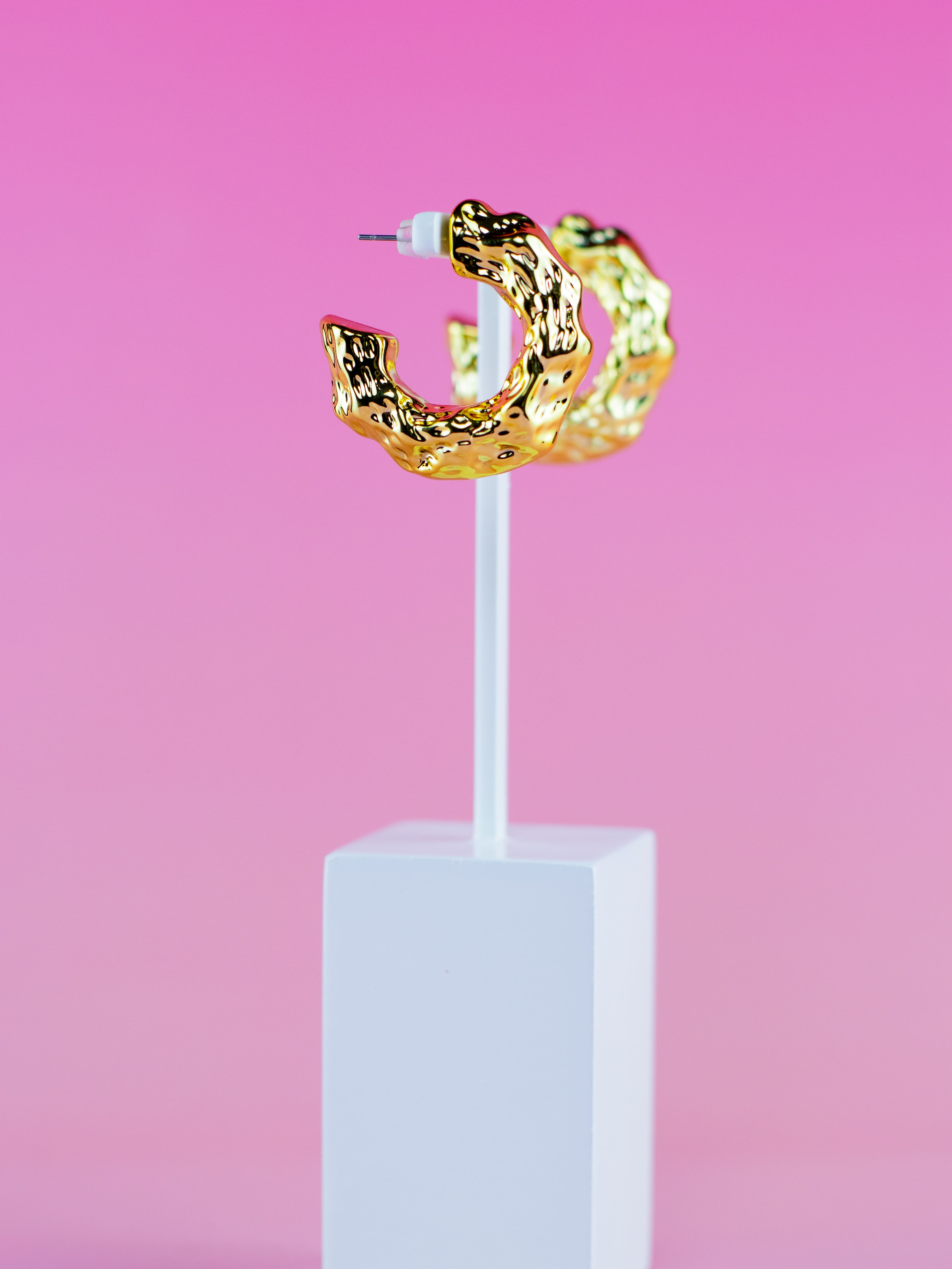 Argola Dourada de ABS Martelada