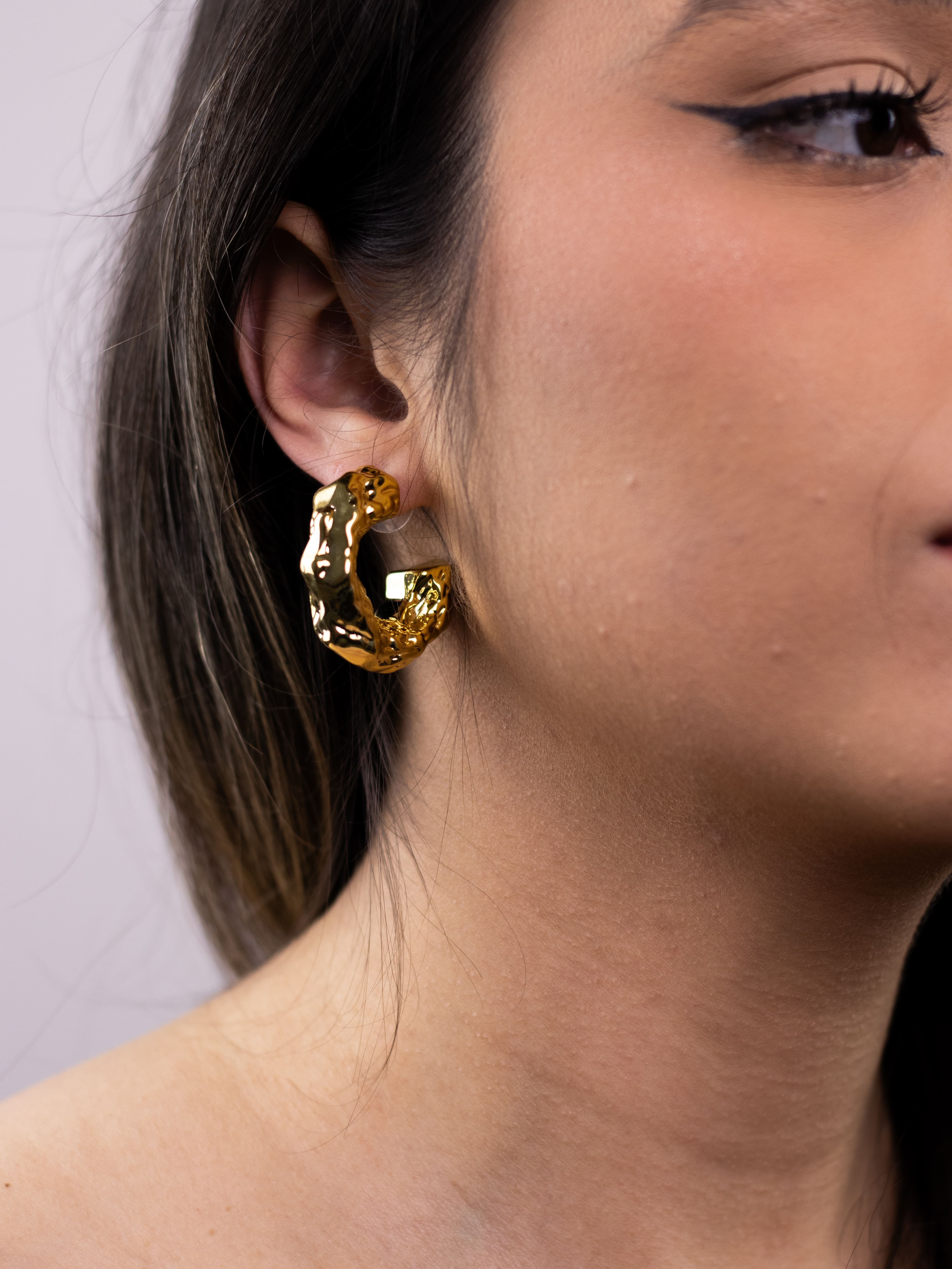 Argola Dourada de ABS Martelada