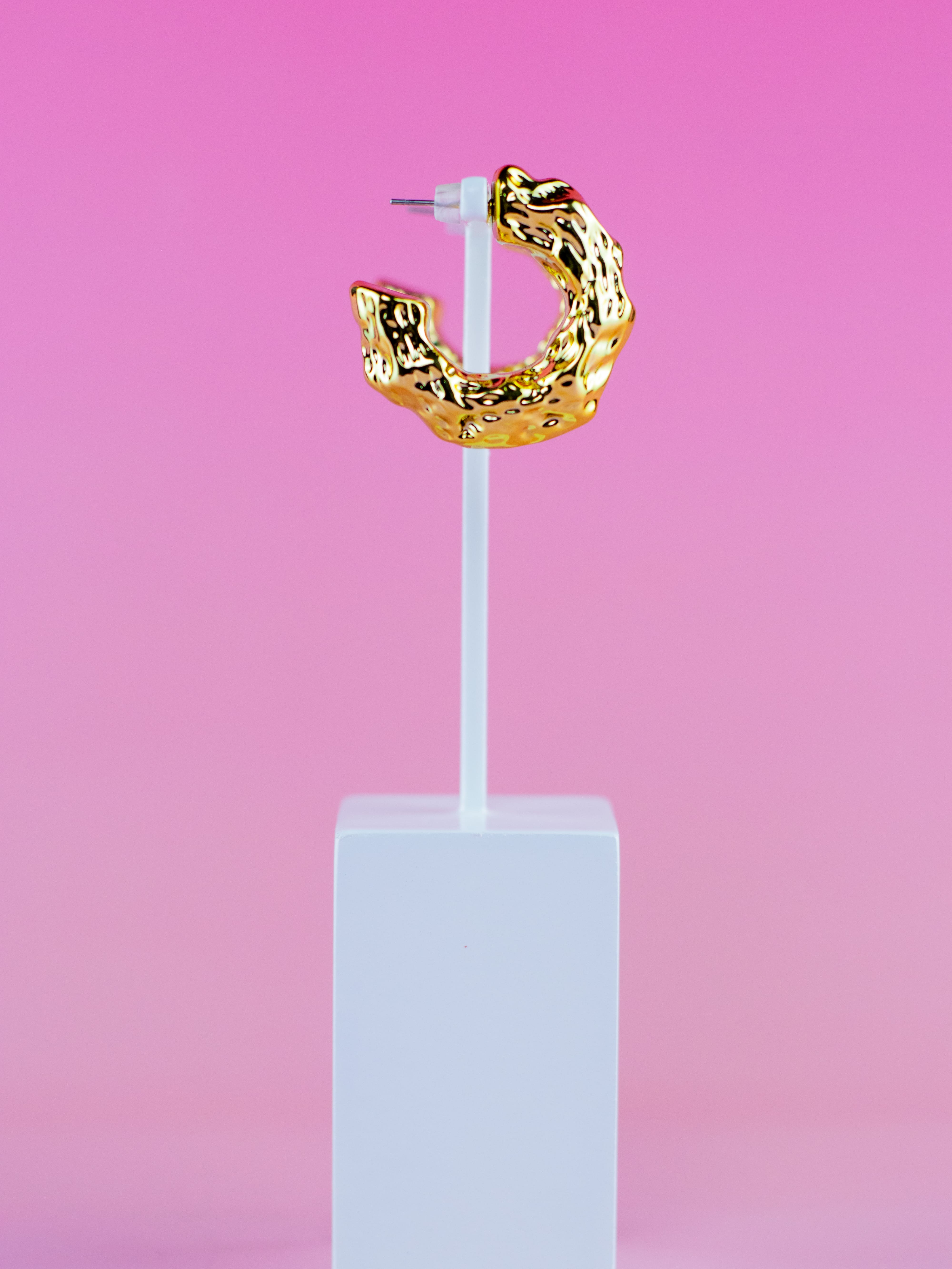 Argola Dourada de ABS Martelada