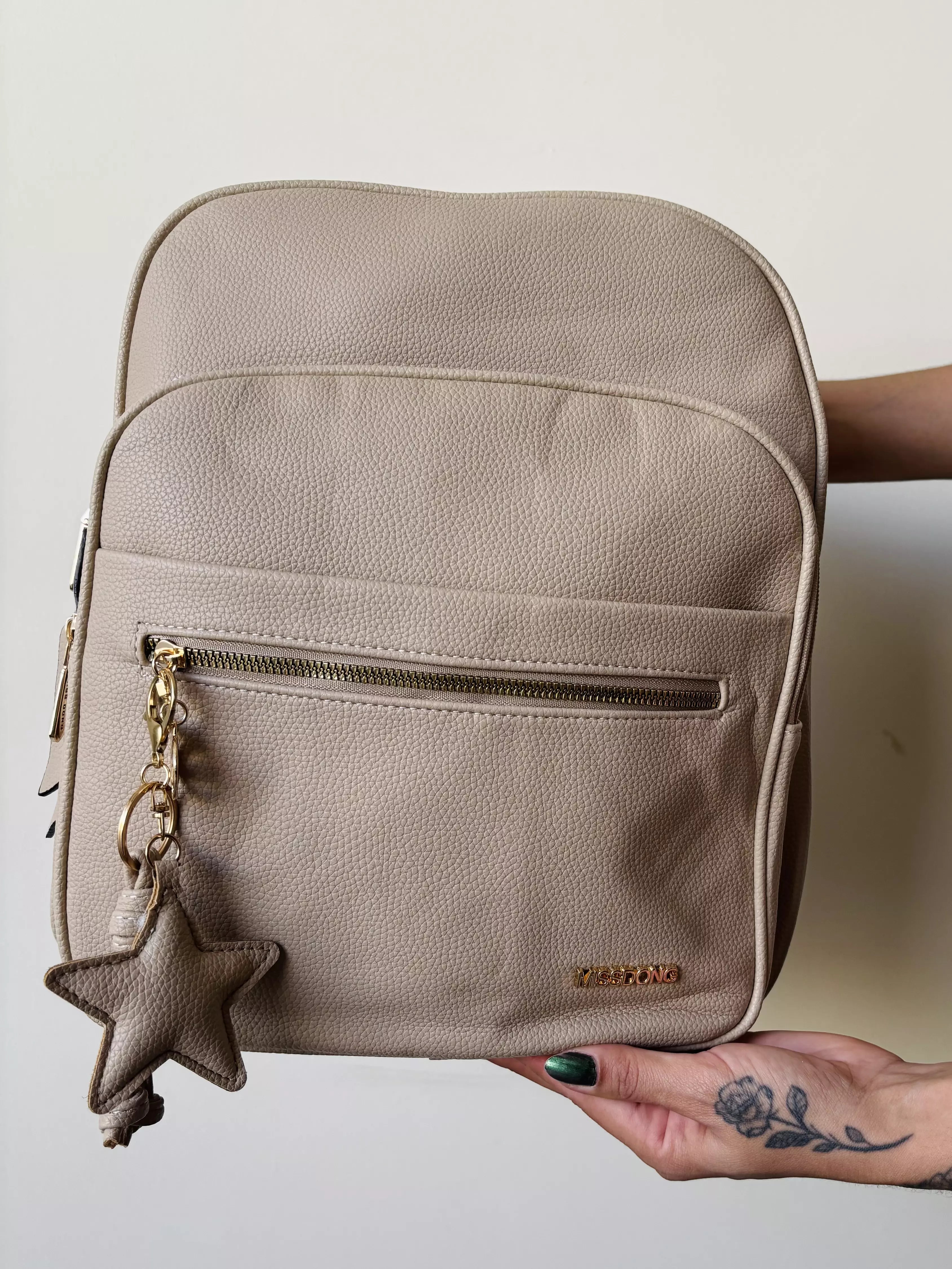 Mochila Estruturada com Bolsos e Alças