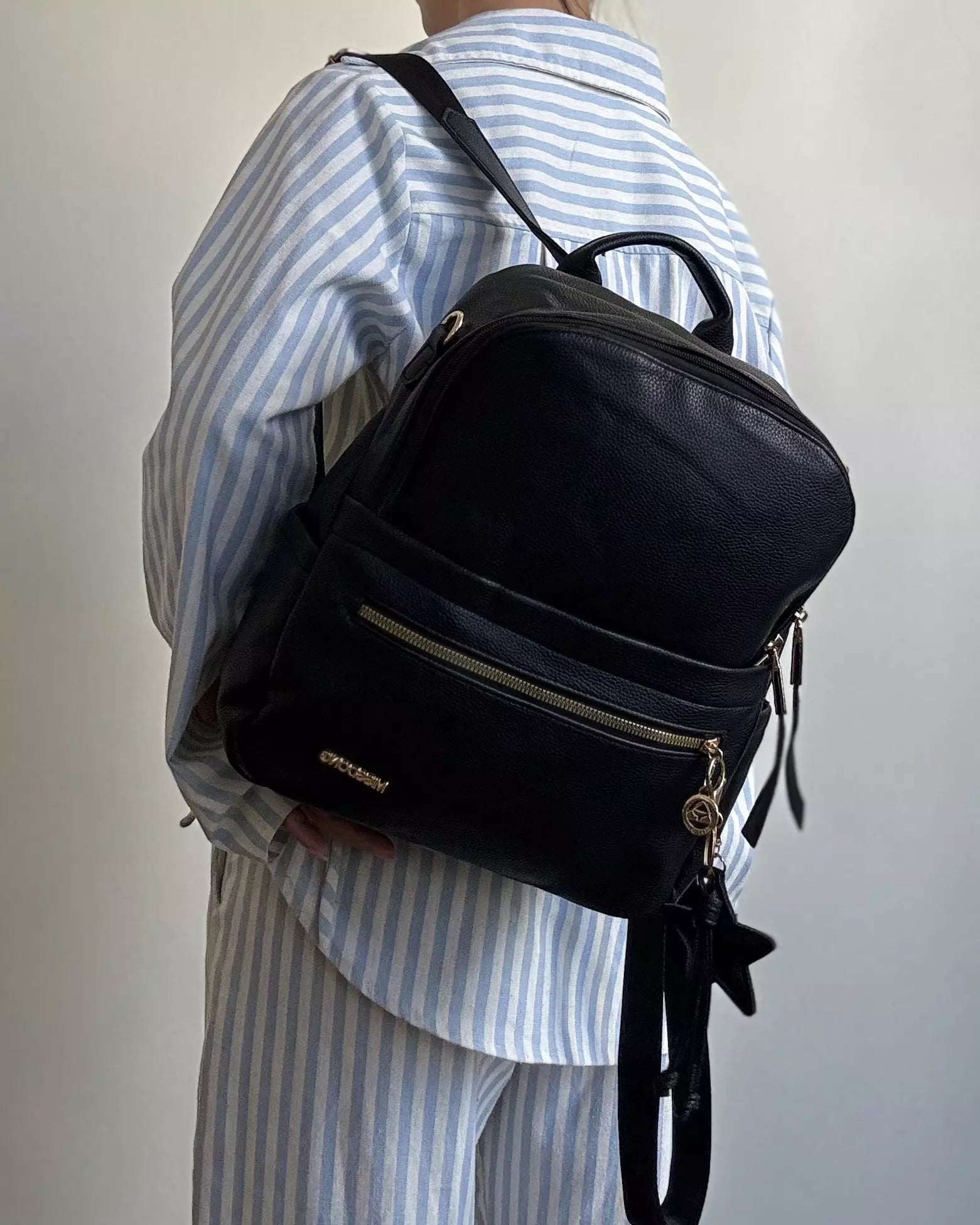 Mochila Estruturada com Bolsos e Alças