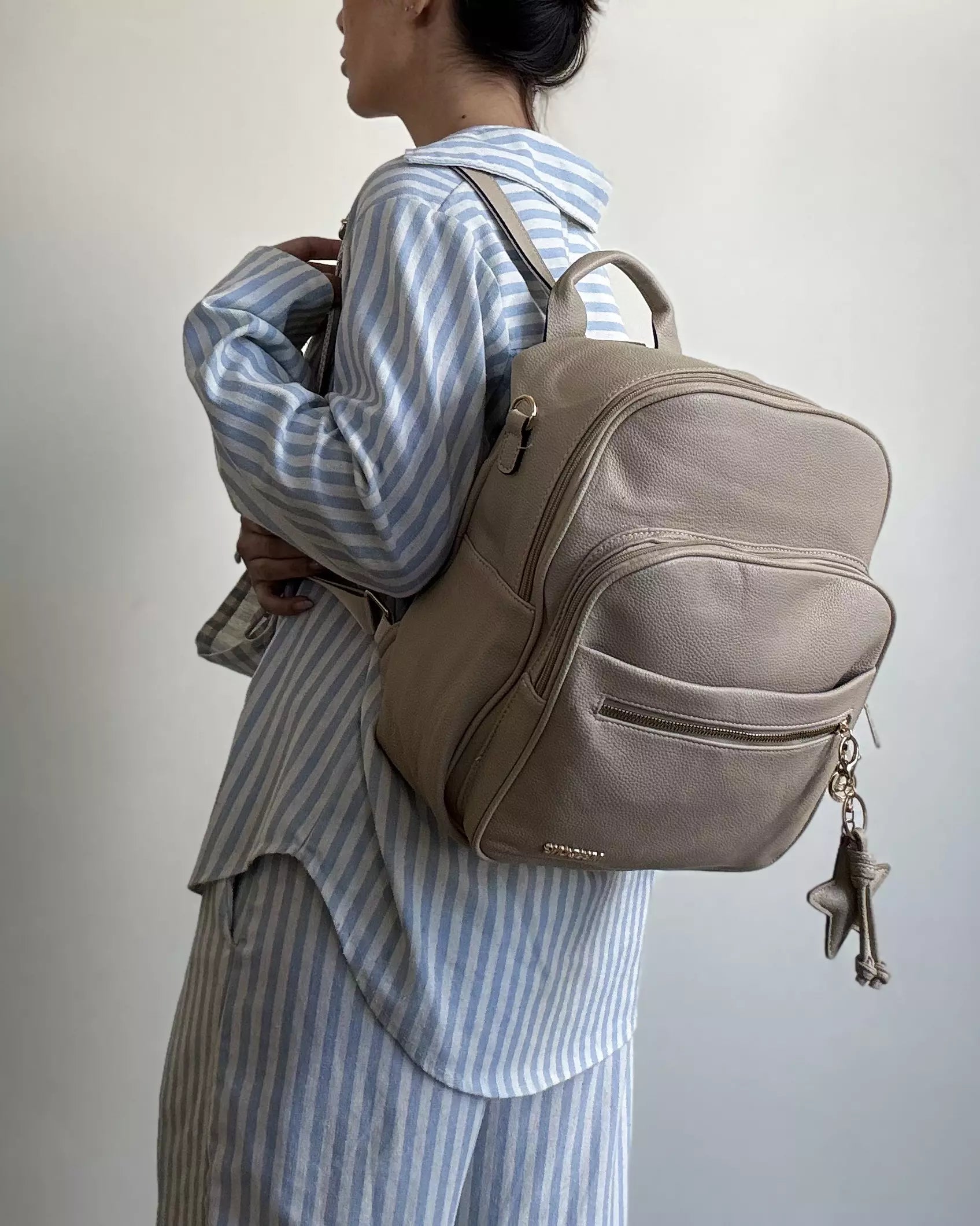 Mochila Estruturada com Bolsos e Alças