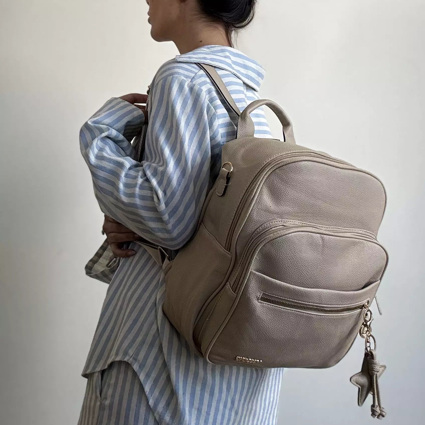 Mochila Estruturada com Bolsos e Alças