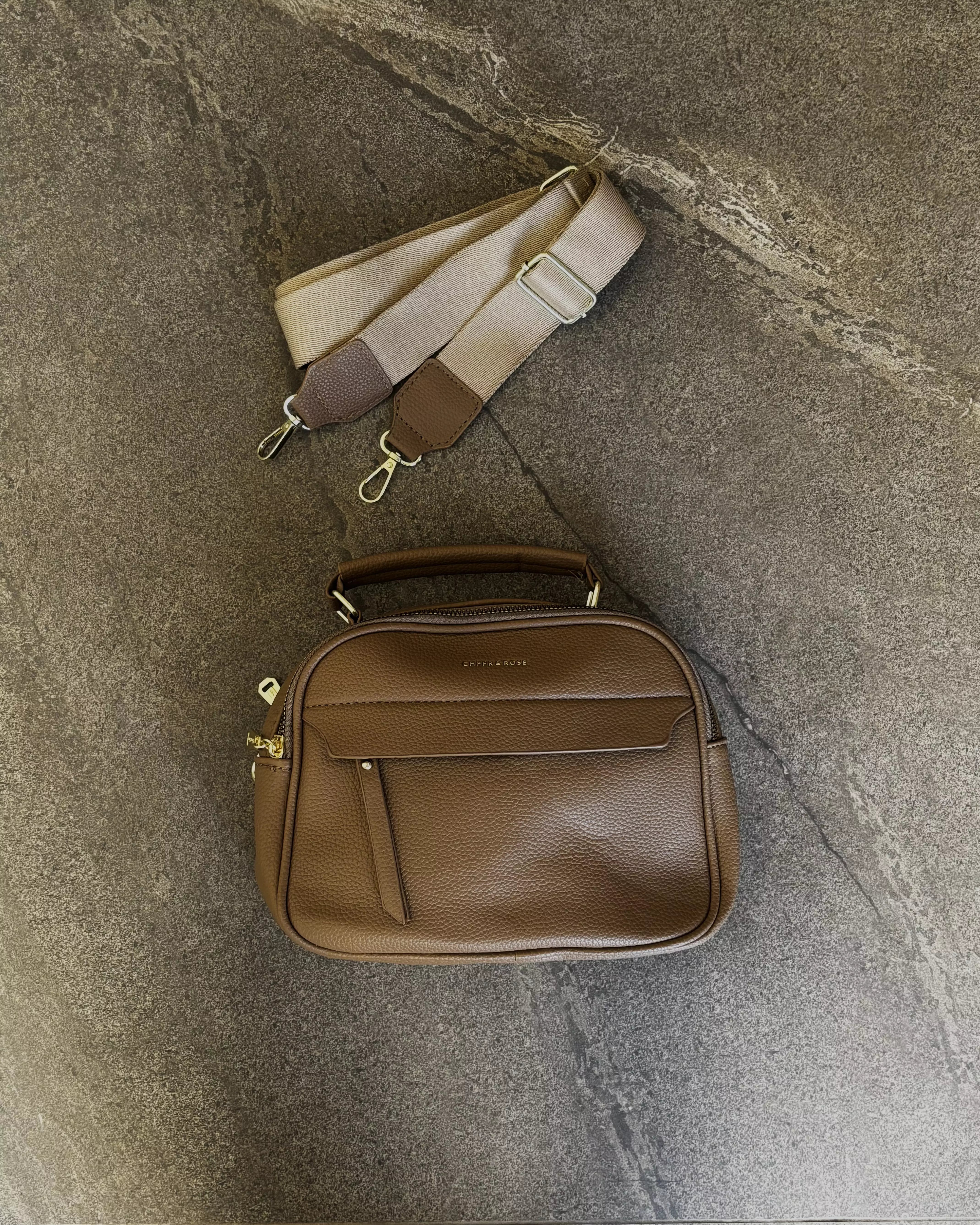 Bolsa Tiracolo Texturizada com Alça Larga