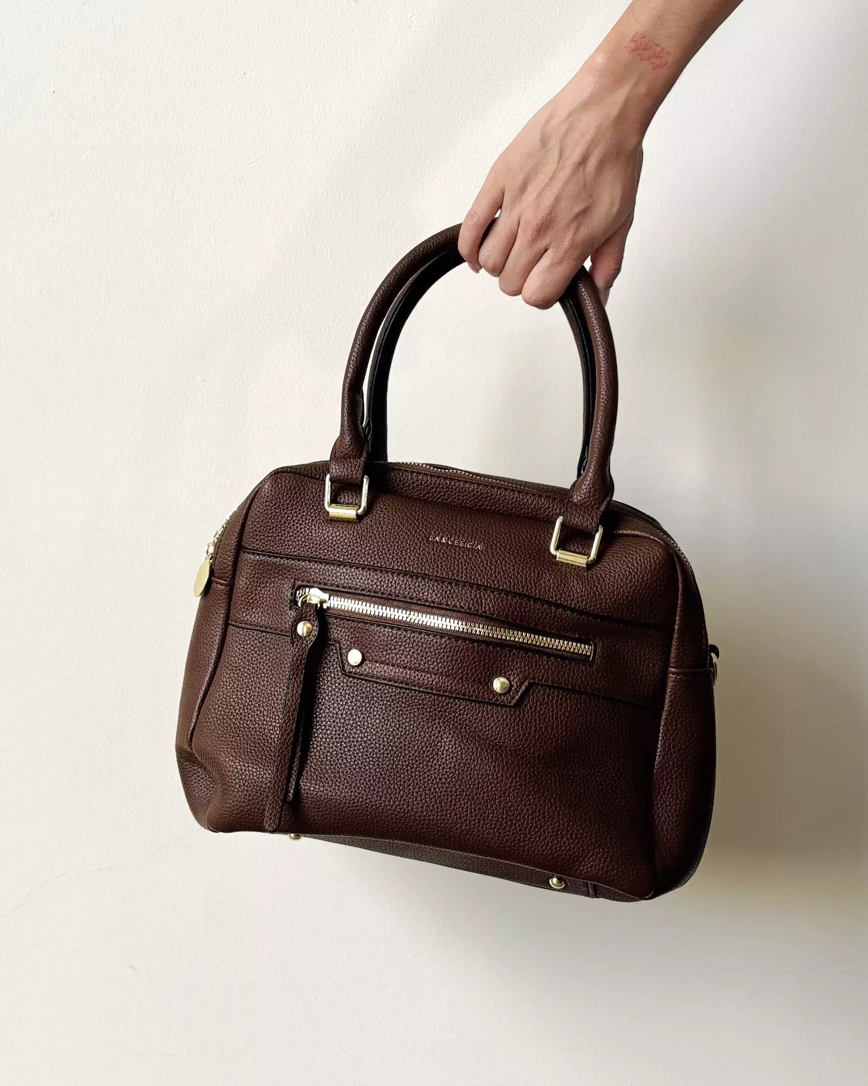 Bolsa Estruturada com Alça de Mão