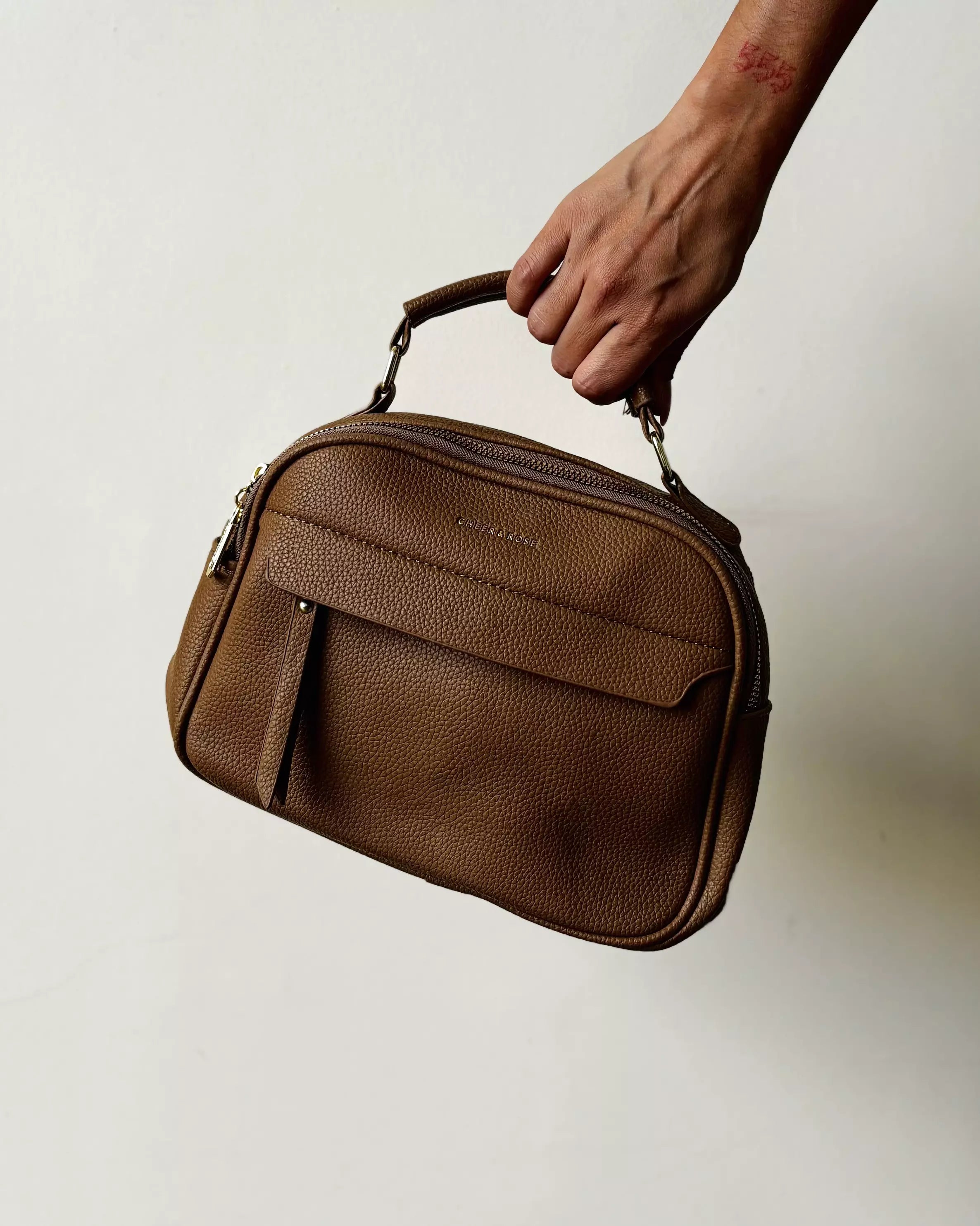 Bolsa Tiracolo Texturizada com Alça Larga