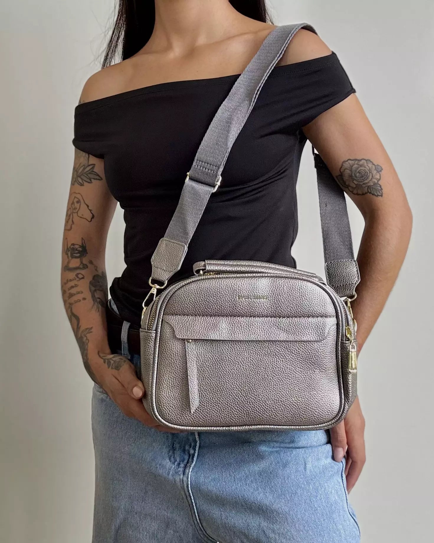 Bolsa Tiracolo Texturizada com Alça Larga