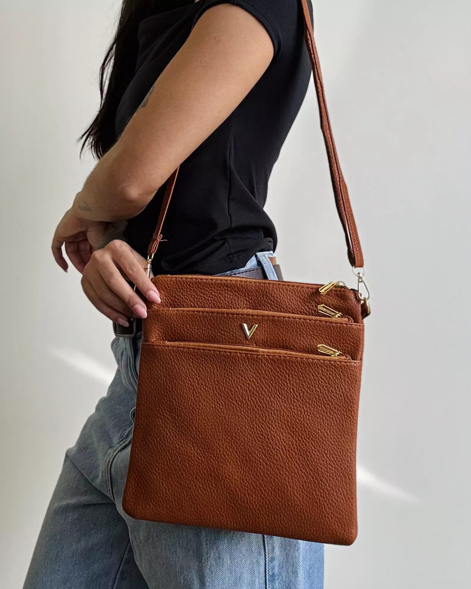 Bolsa Transversal com Bolso Frontal em Sintético