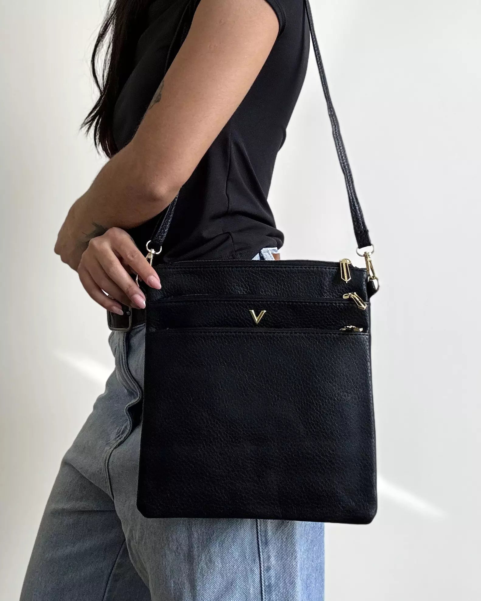 Bolsa Transversal com Bolso Frontal em Sintético