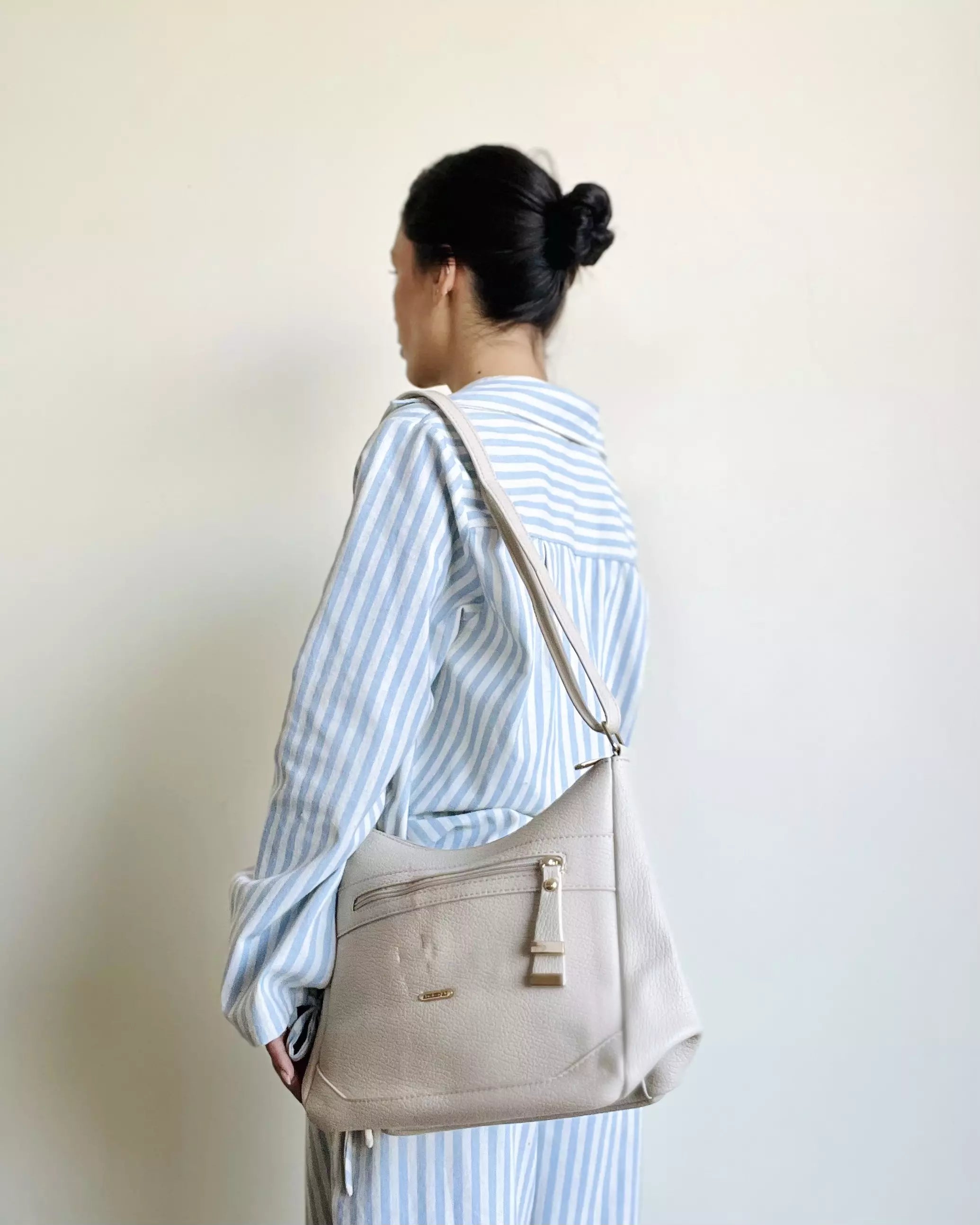 Bolsa Transversal com Bolso Frontal e Alça Regulável