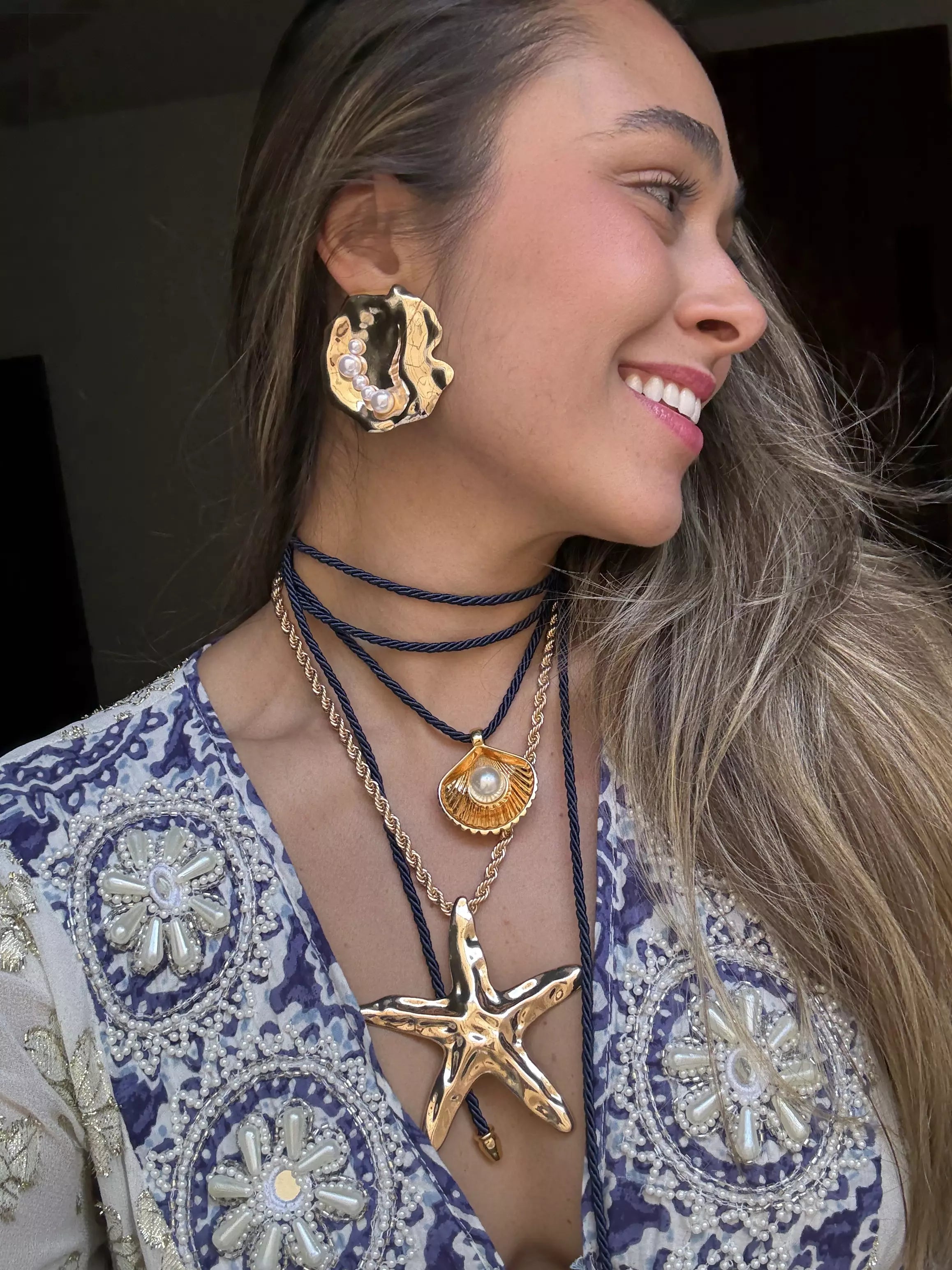 Brinco Dourado com Pérolas Assimétricas