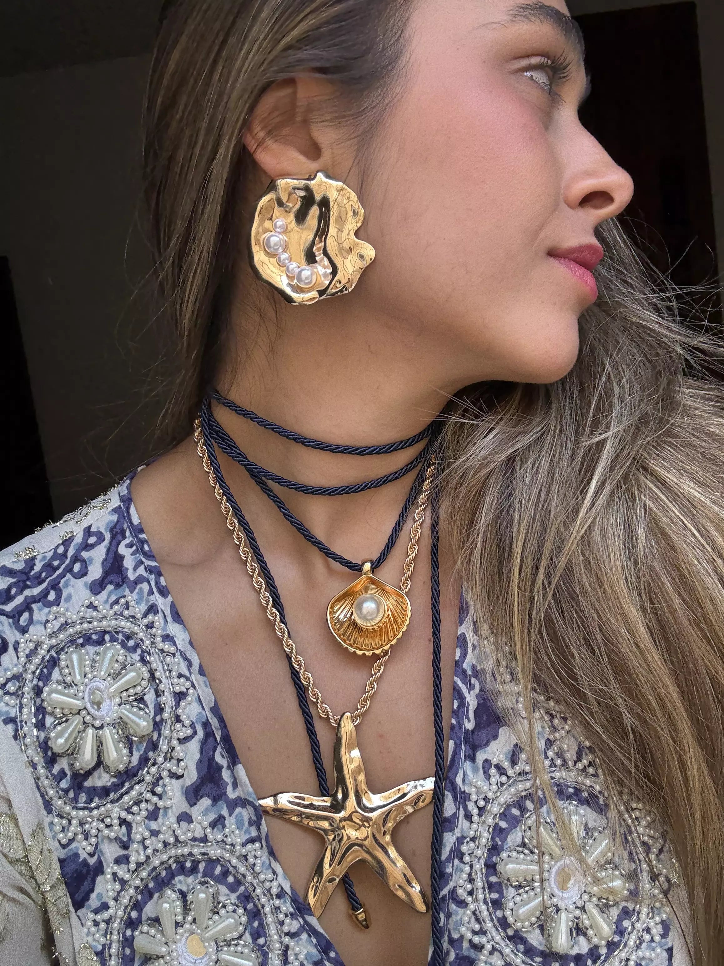 Brinco Dourado com Pérolas Assimétricas