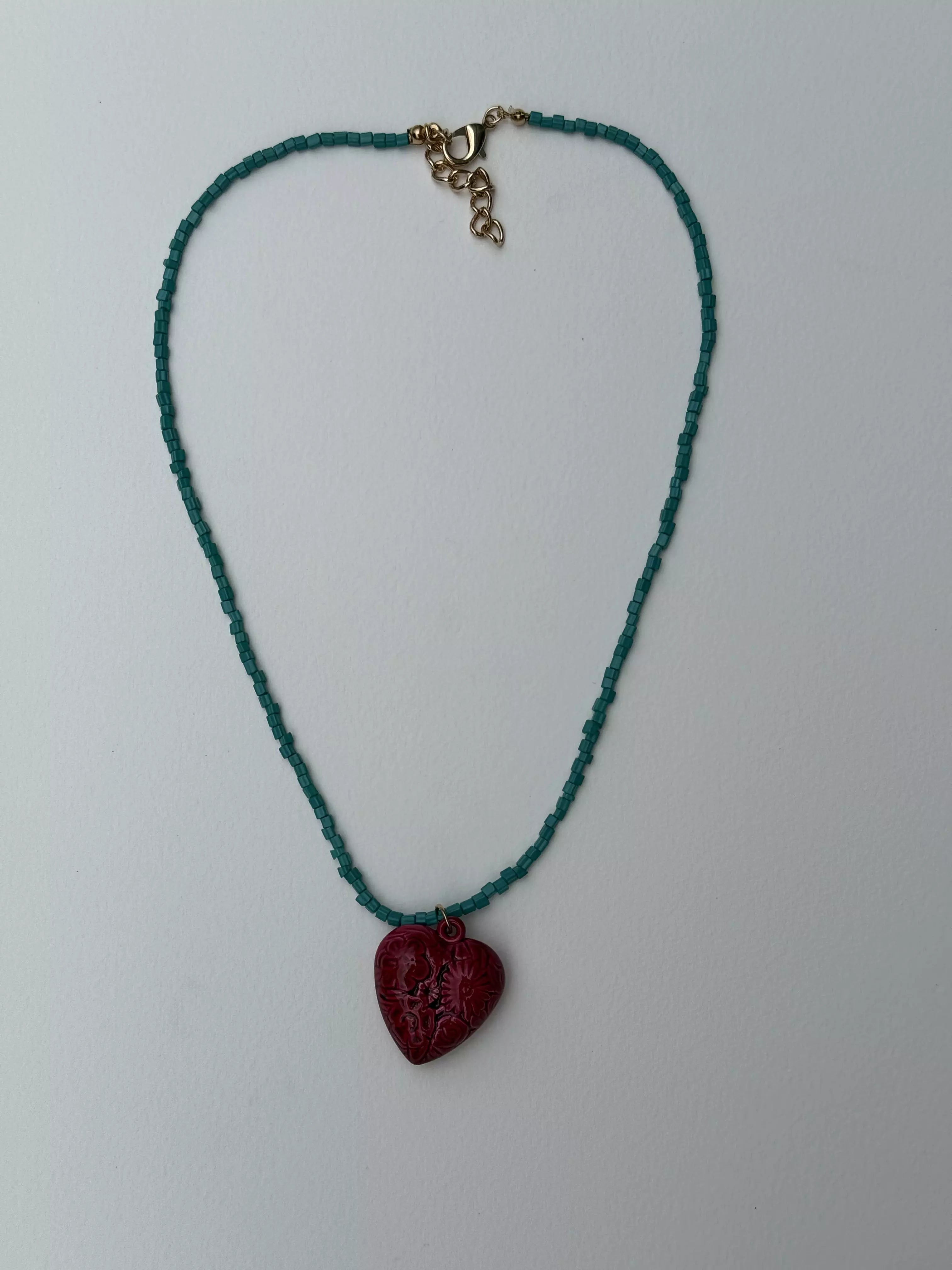 Colar Verde com Pingente de Coração Vermelho