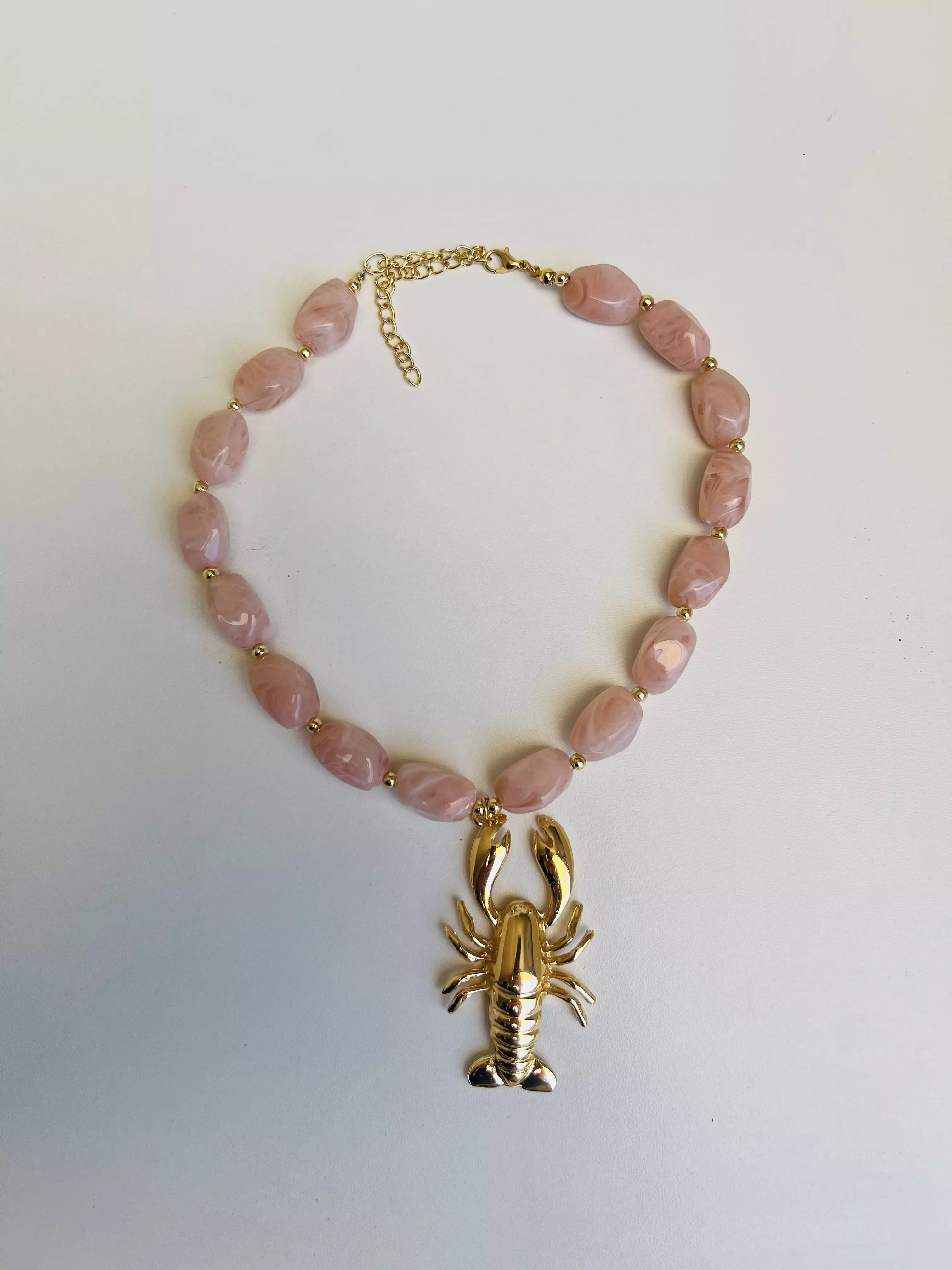 Colar Lagosta Dourada com Pedras Coloridas