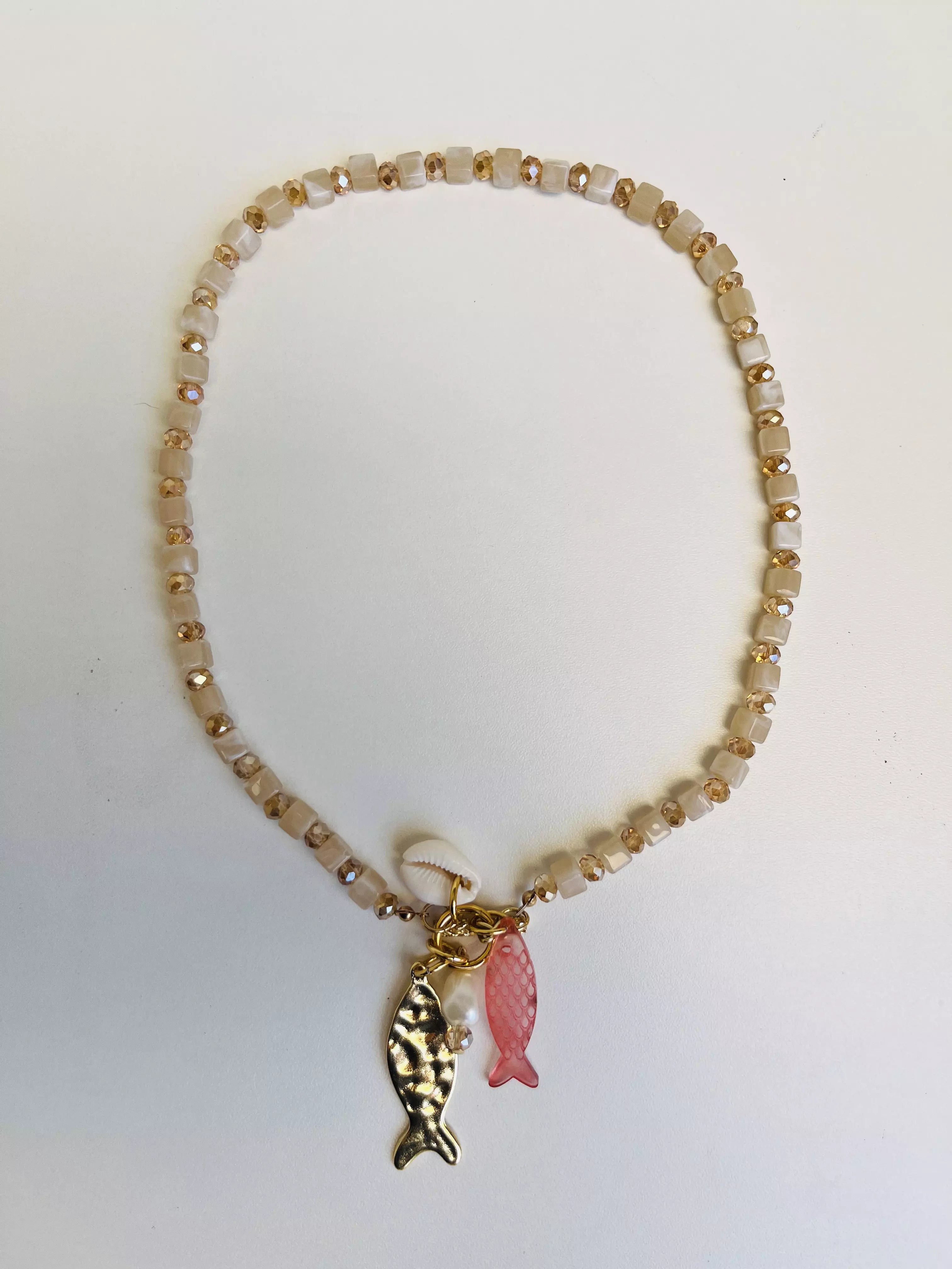 Colar de Pedrinha com Pingente de Peixes