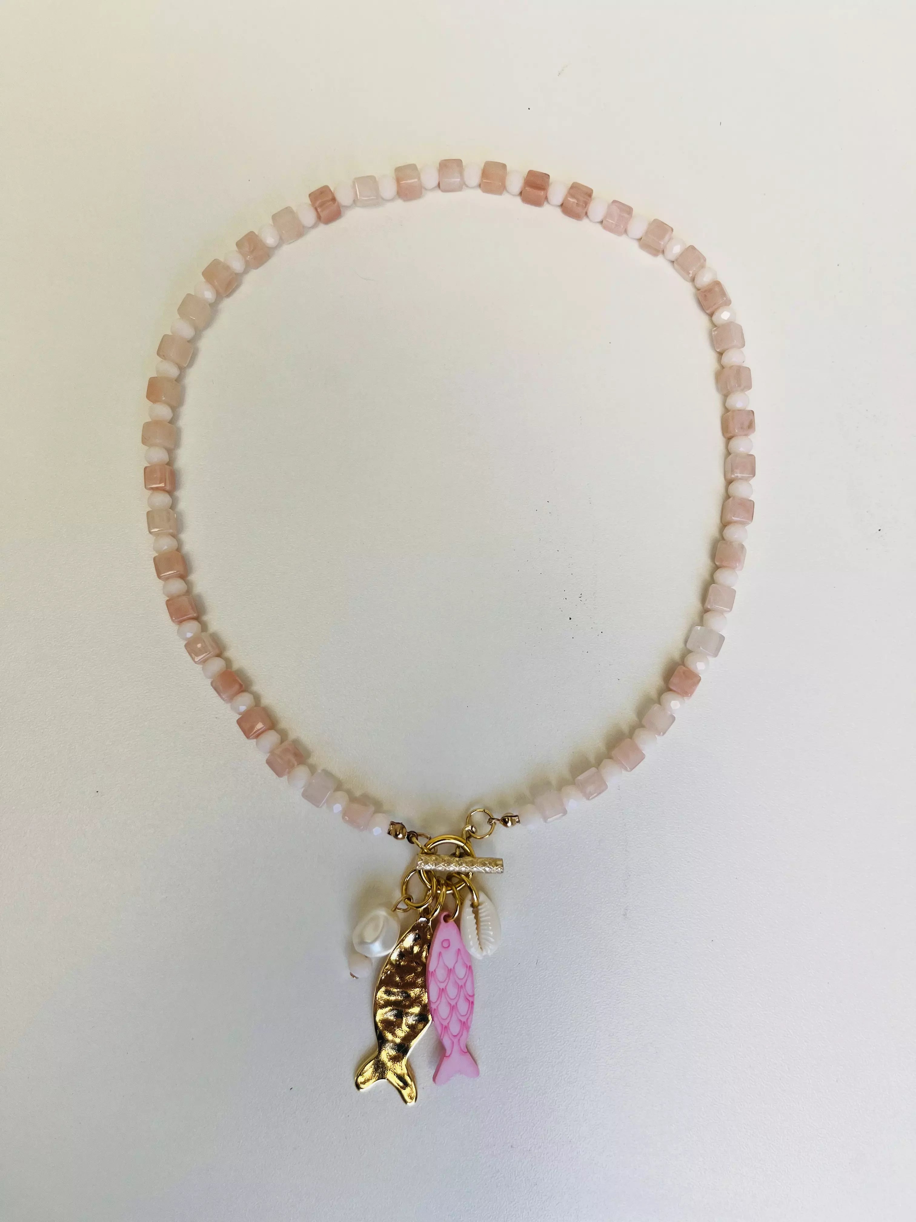 Colar de Pedrinha com Pingente de Peixes