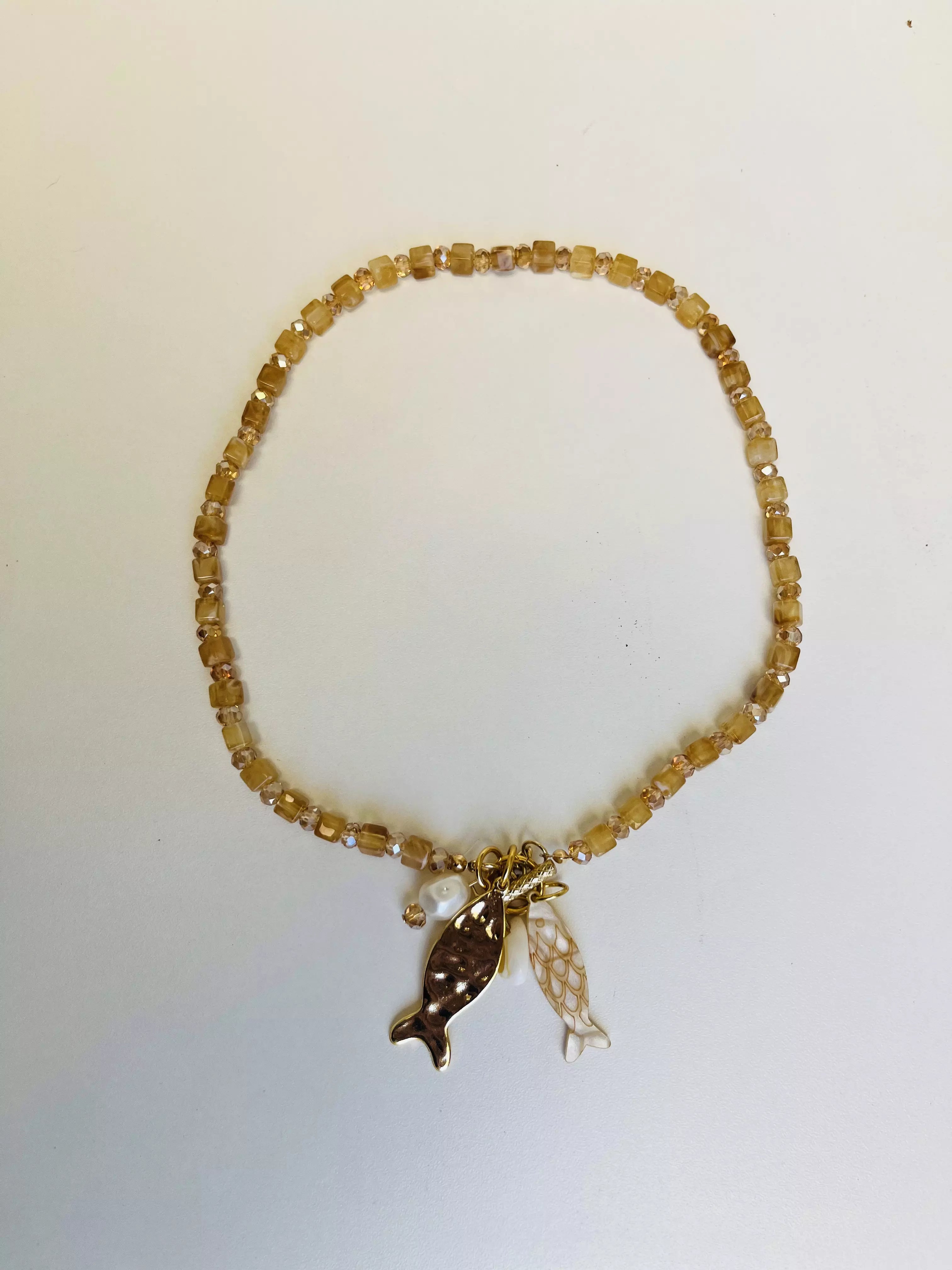 Colar de Pedrinha com Pingente de Peixes