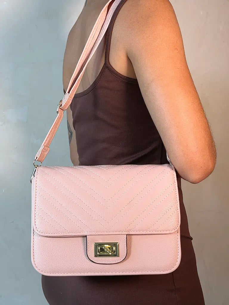 Bolsa Tiracolo Rosa Claro G com Matelassê e Fecho Dourado
