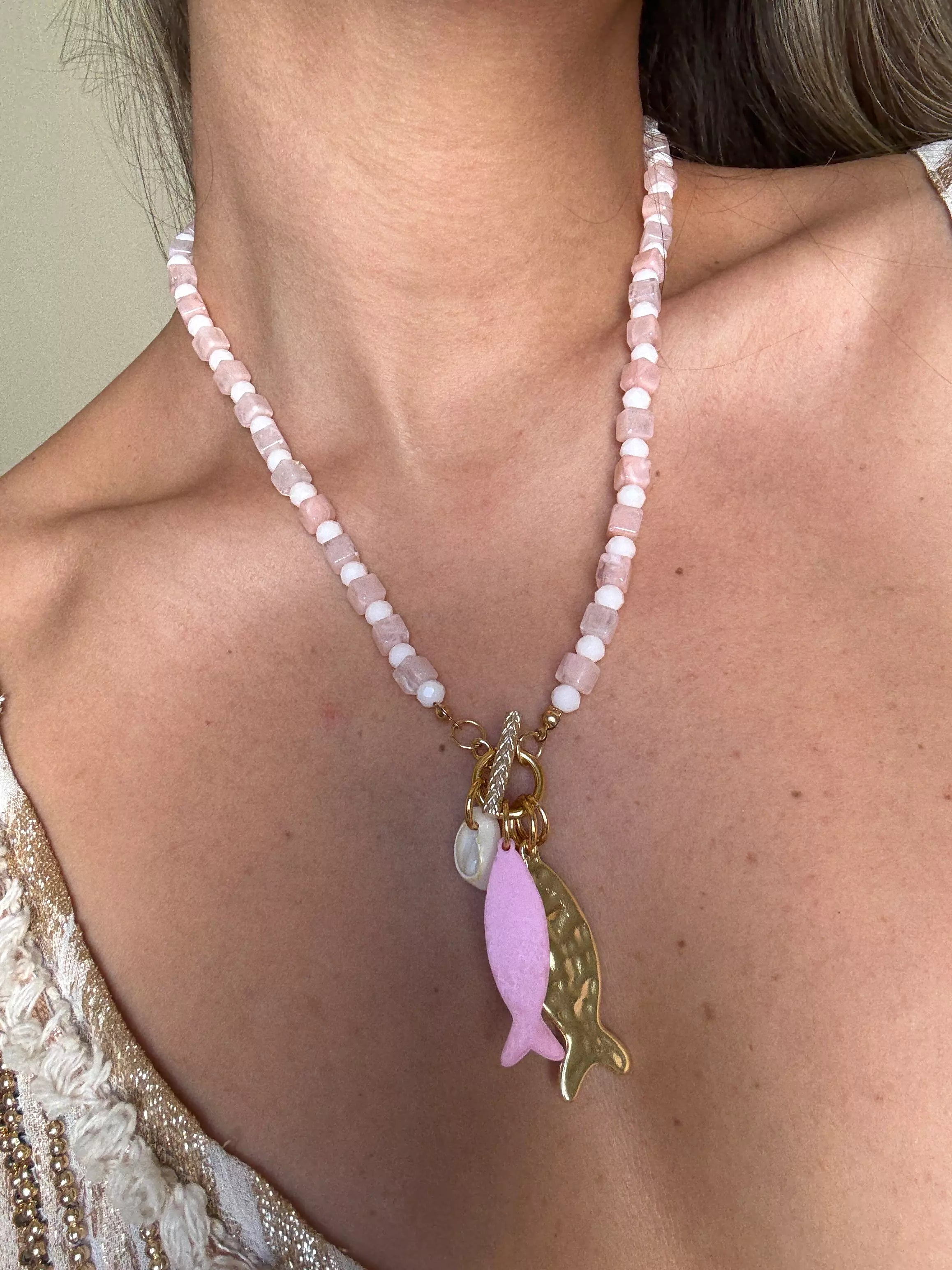 Colar de Pedrinha com Pingente de Peixes