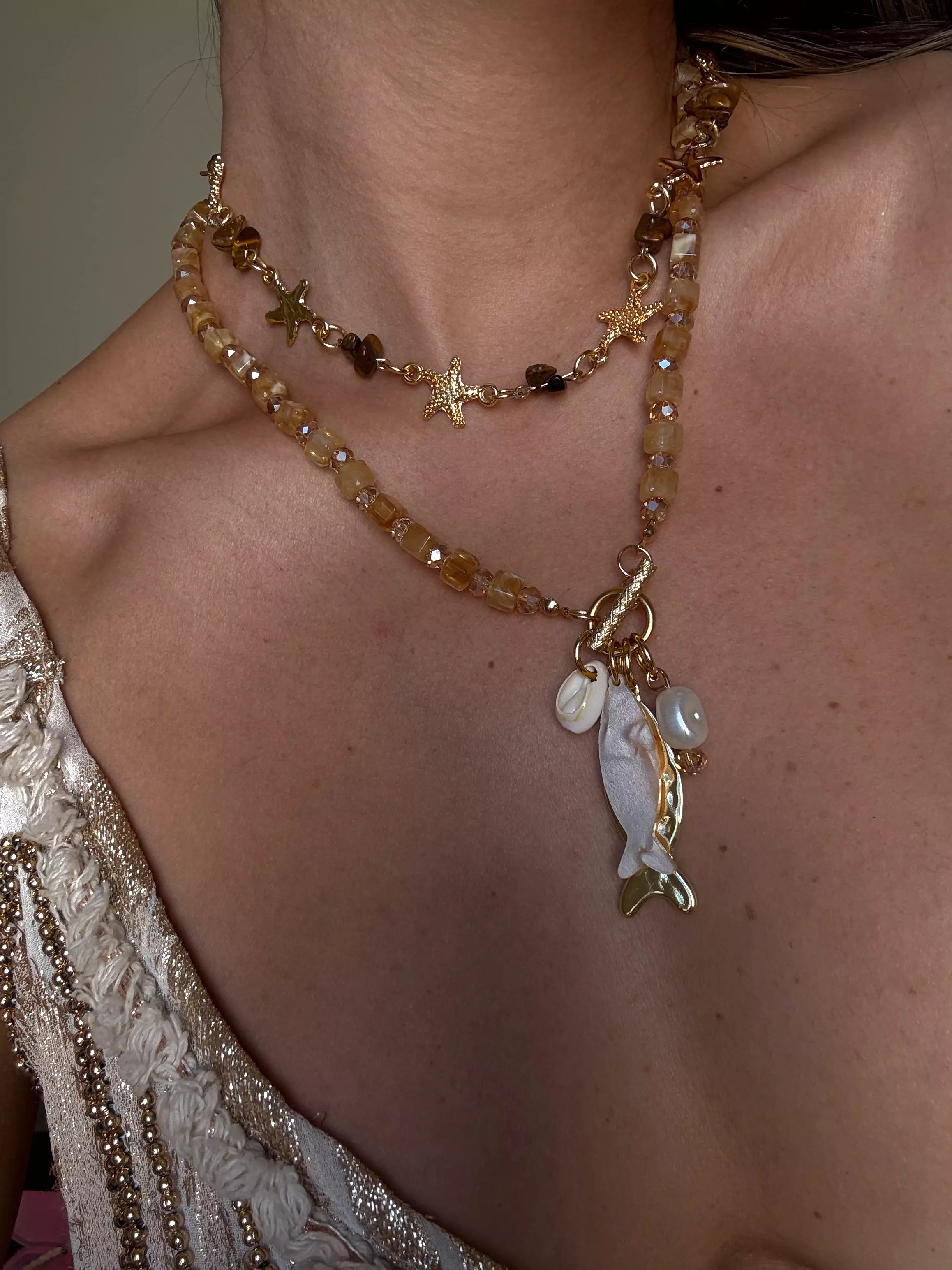 Colar de Pedrinha com Pingente de Peixes