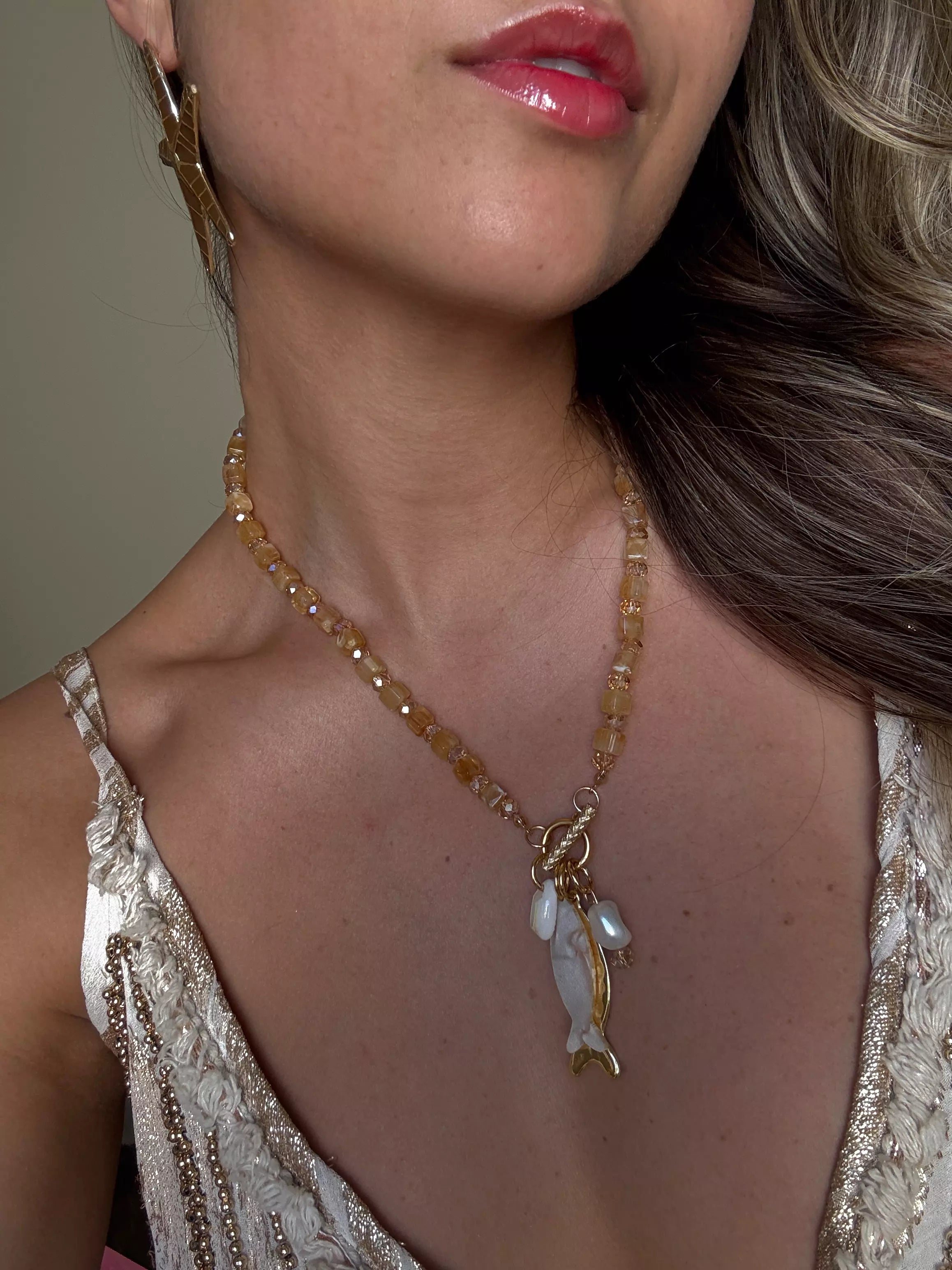 Colar de Pedrinha com Pingente de Peixes