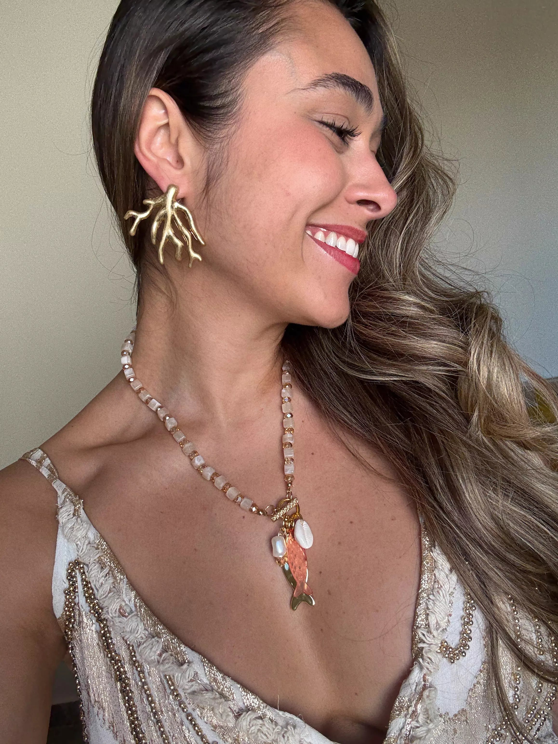 Colar de Pedrinha com Pingente de Peixes