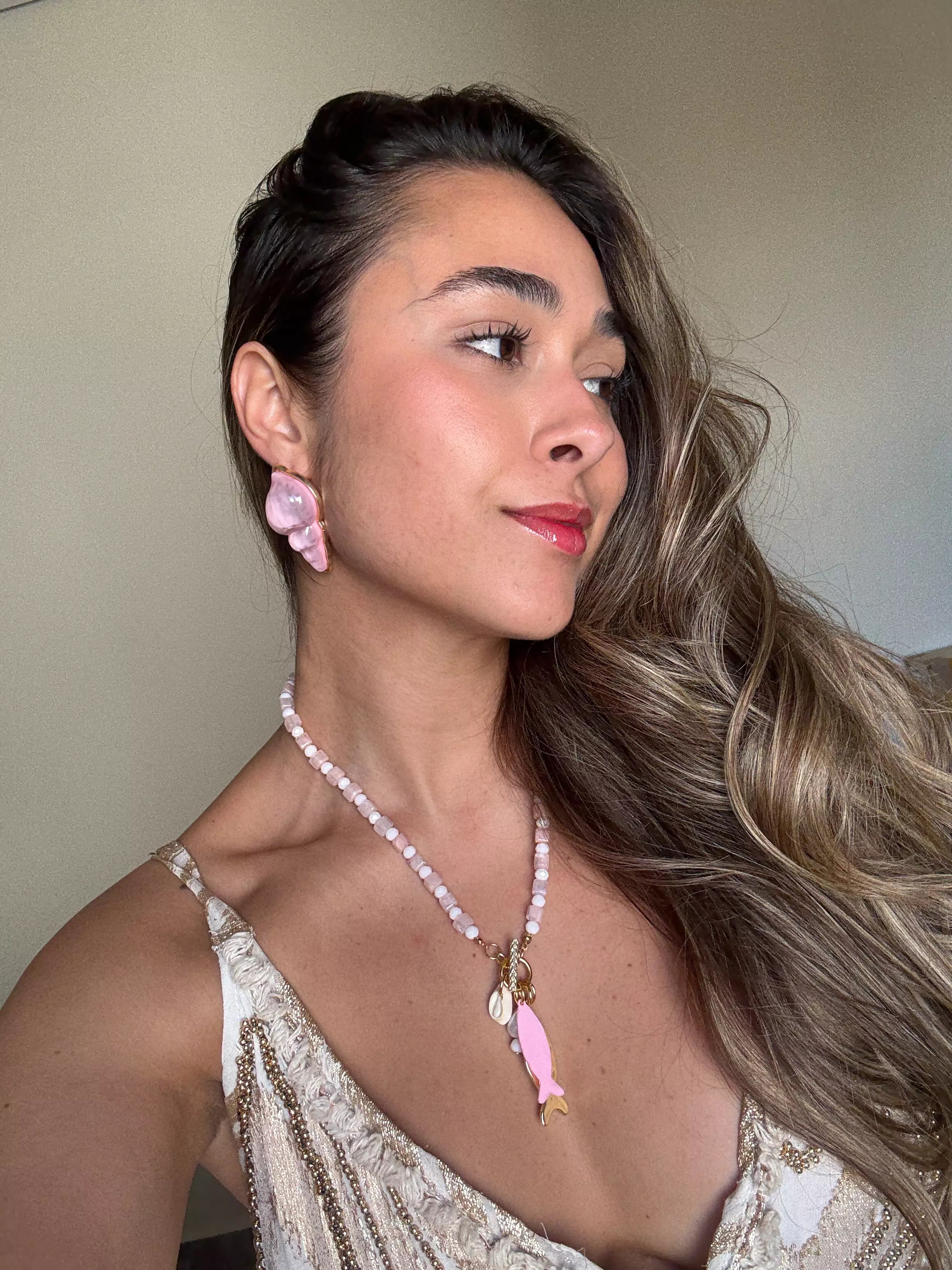 Colar de Pedrinha com Pingente de Peixes