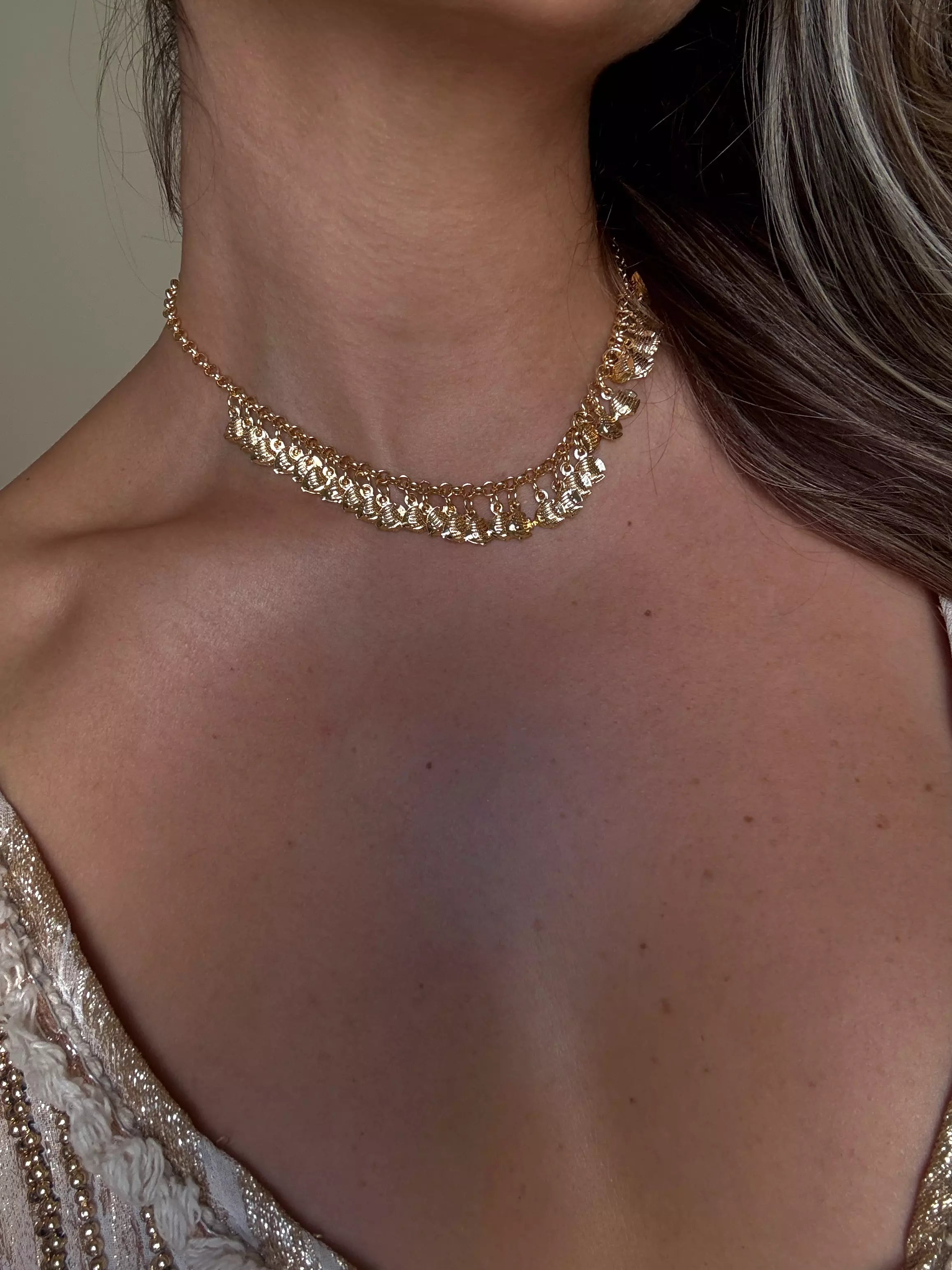 Colar Choker Dourado Detalhado