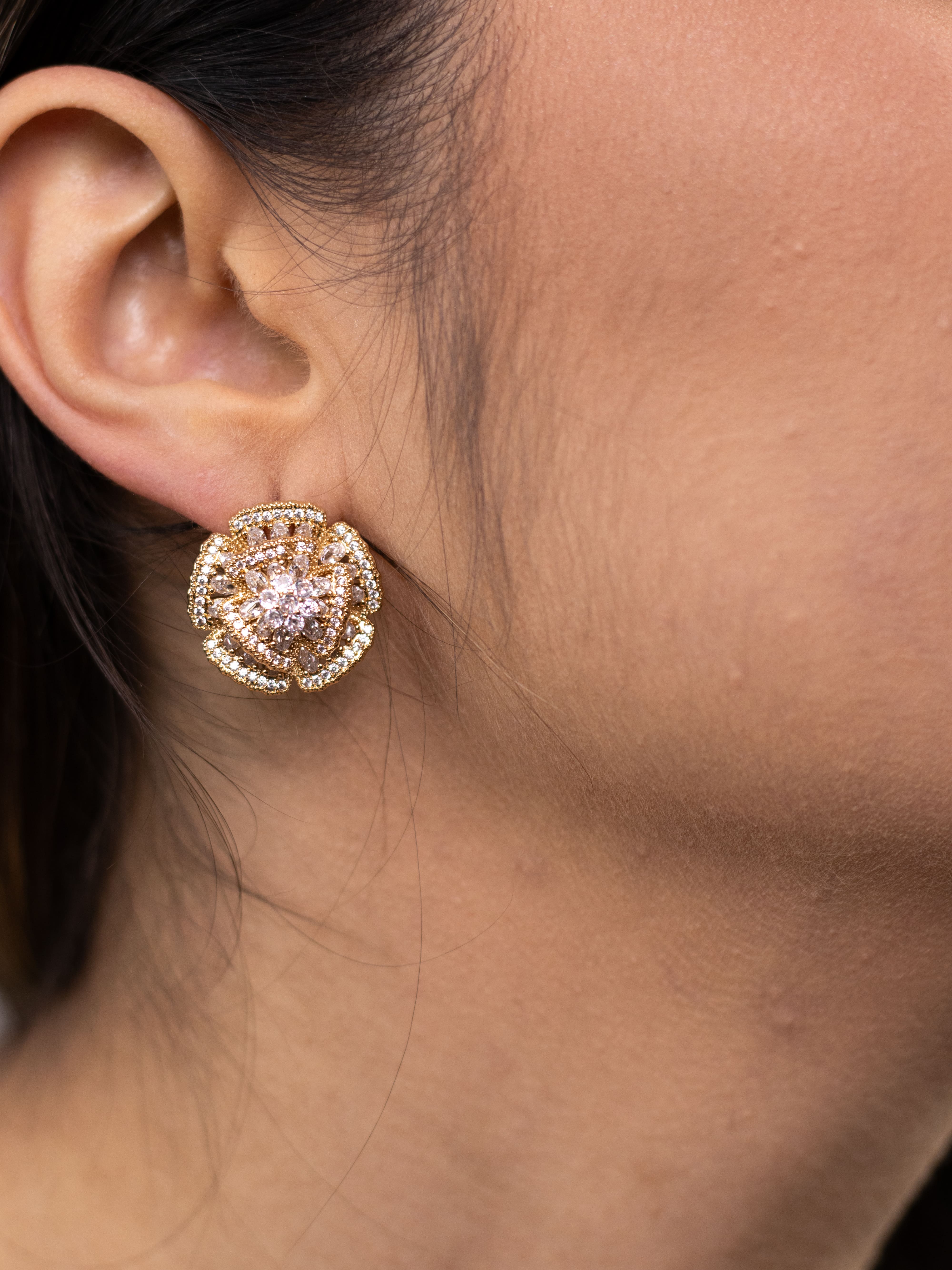 Brinco Base de Flor Dourado com Zircônia