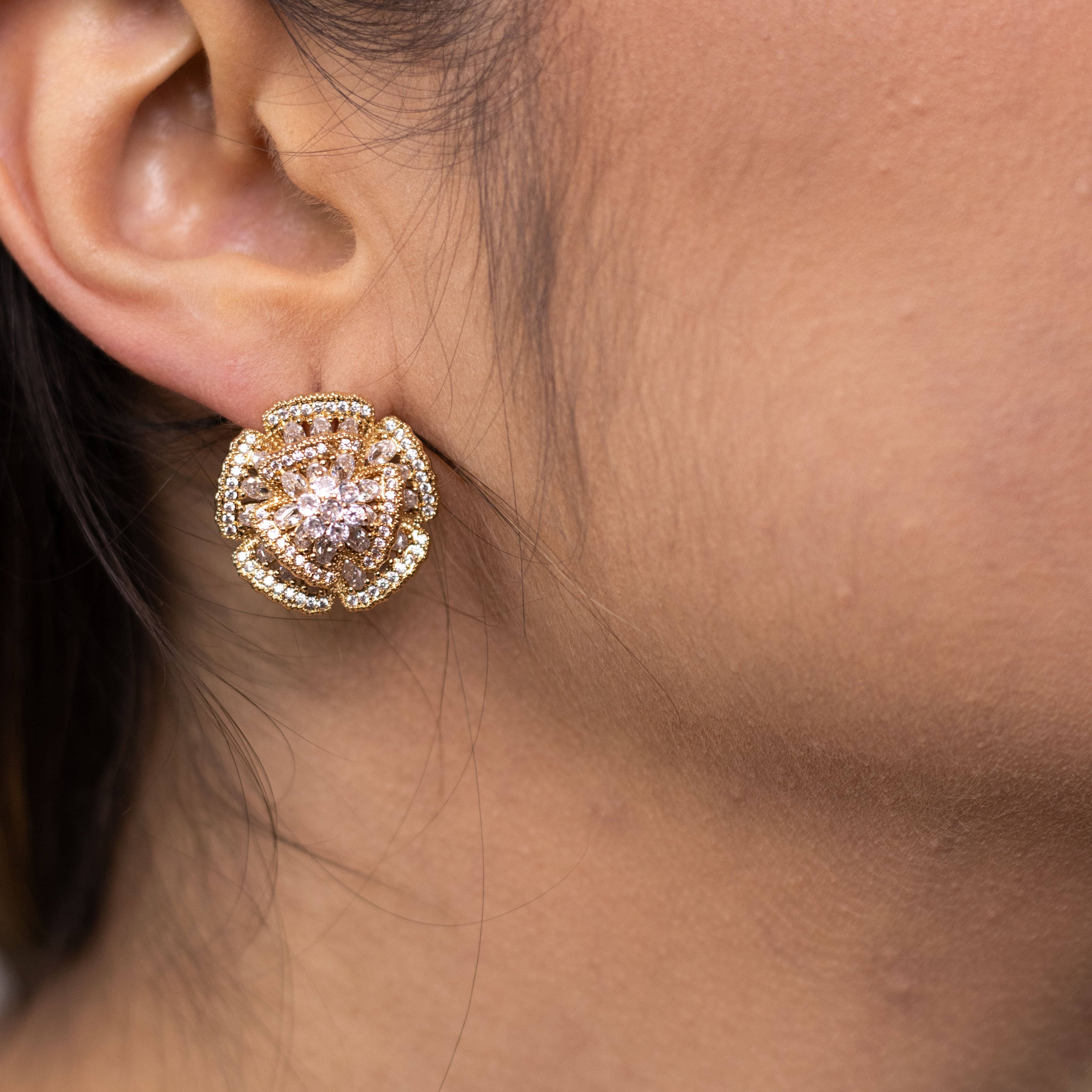 Brinco Base de Flor Dourado com Zircônia