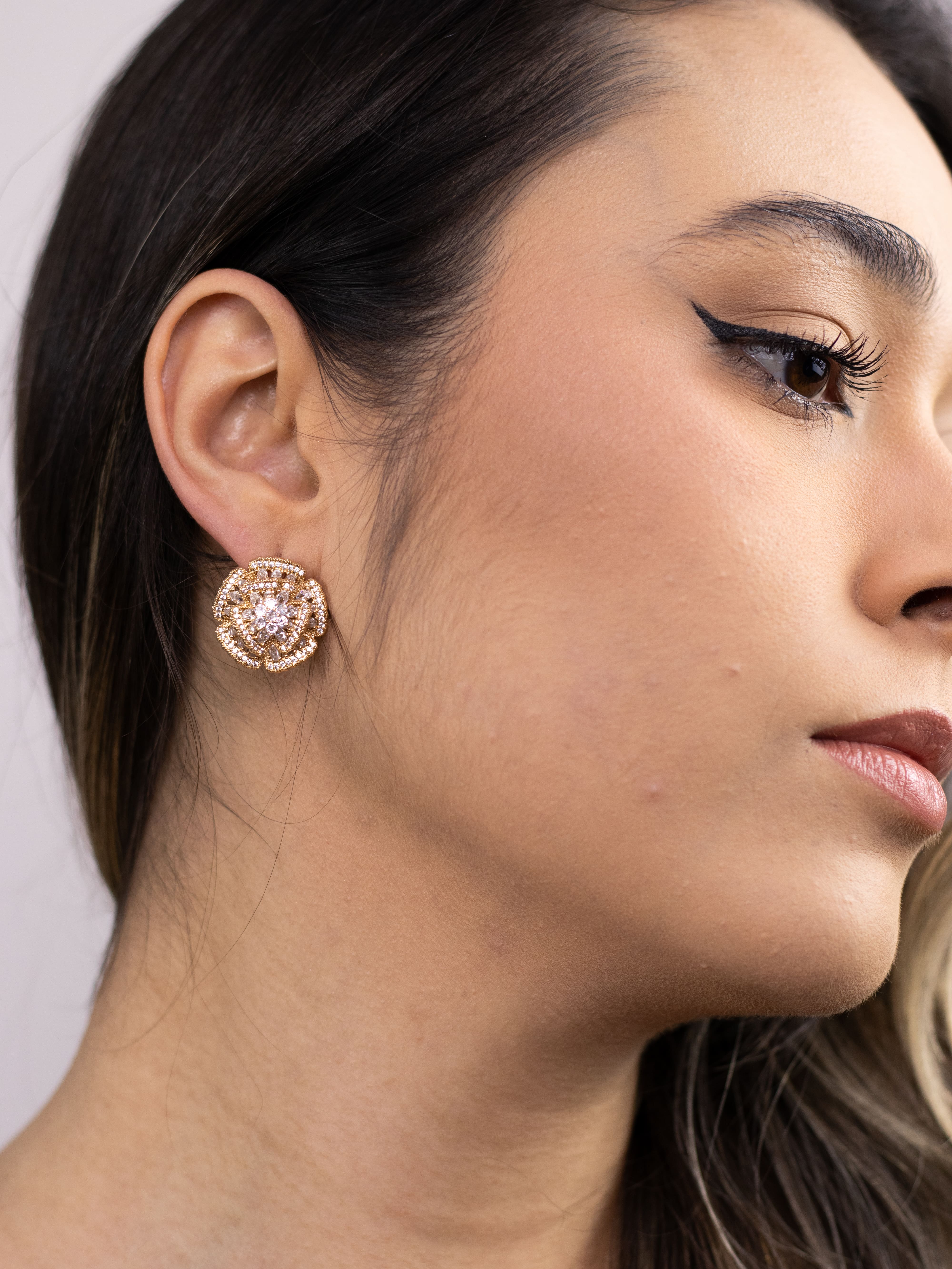 Brinco Base de Flor Dourado com Zircônia