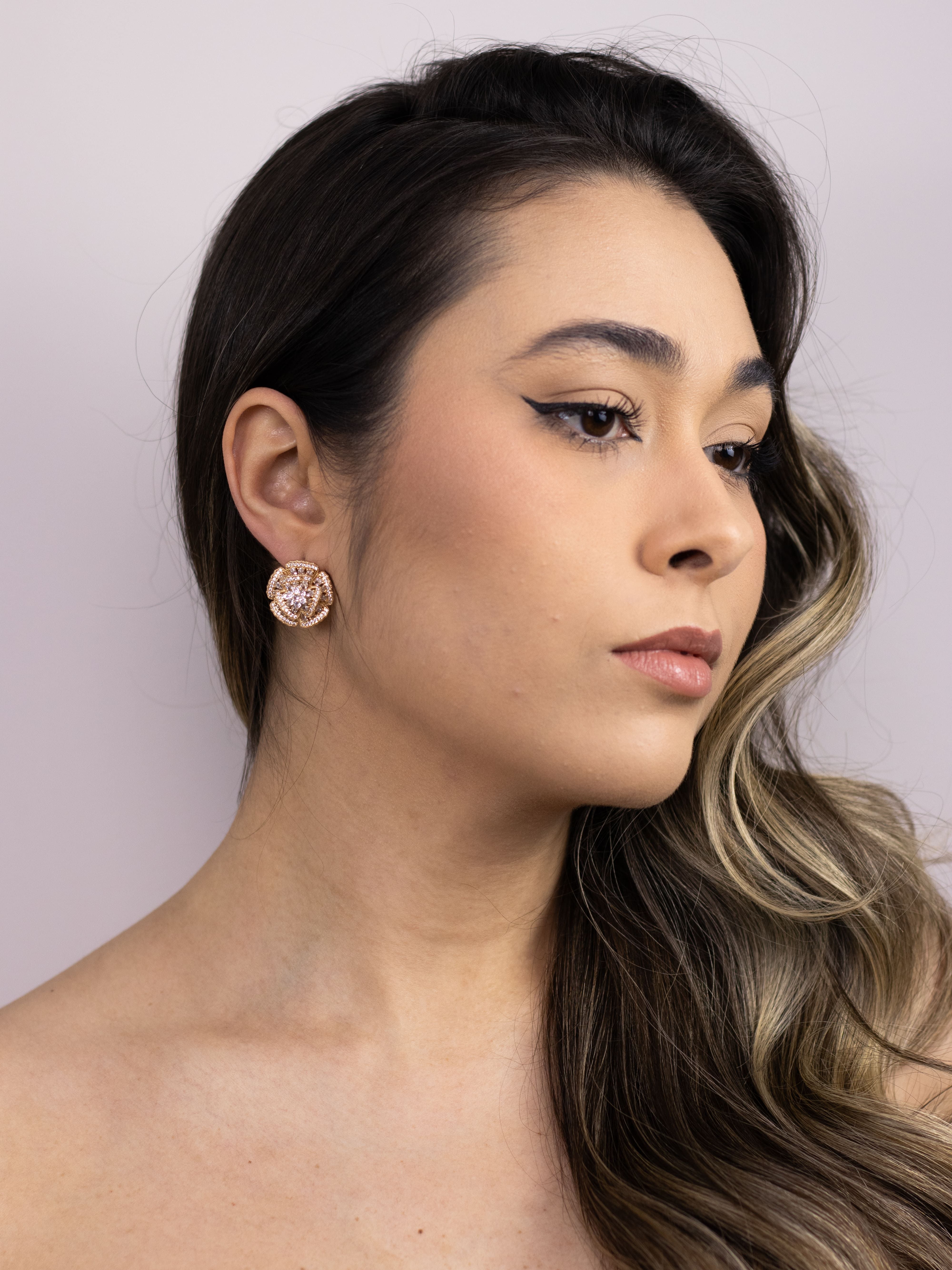 Brinco Base de Flor Dourado com Zircônia