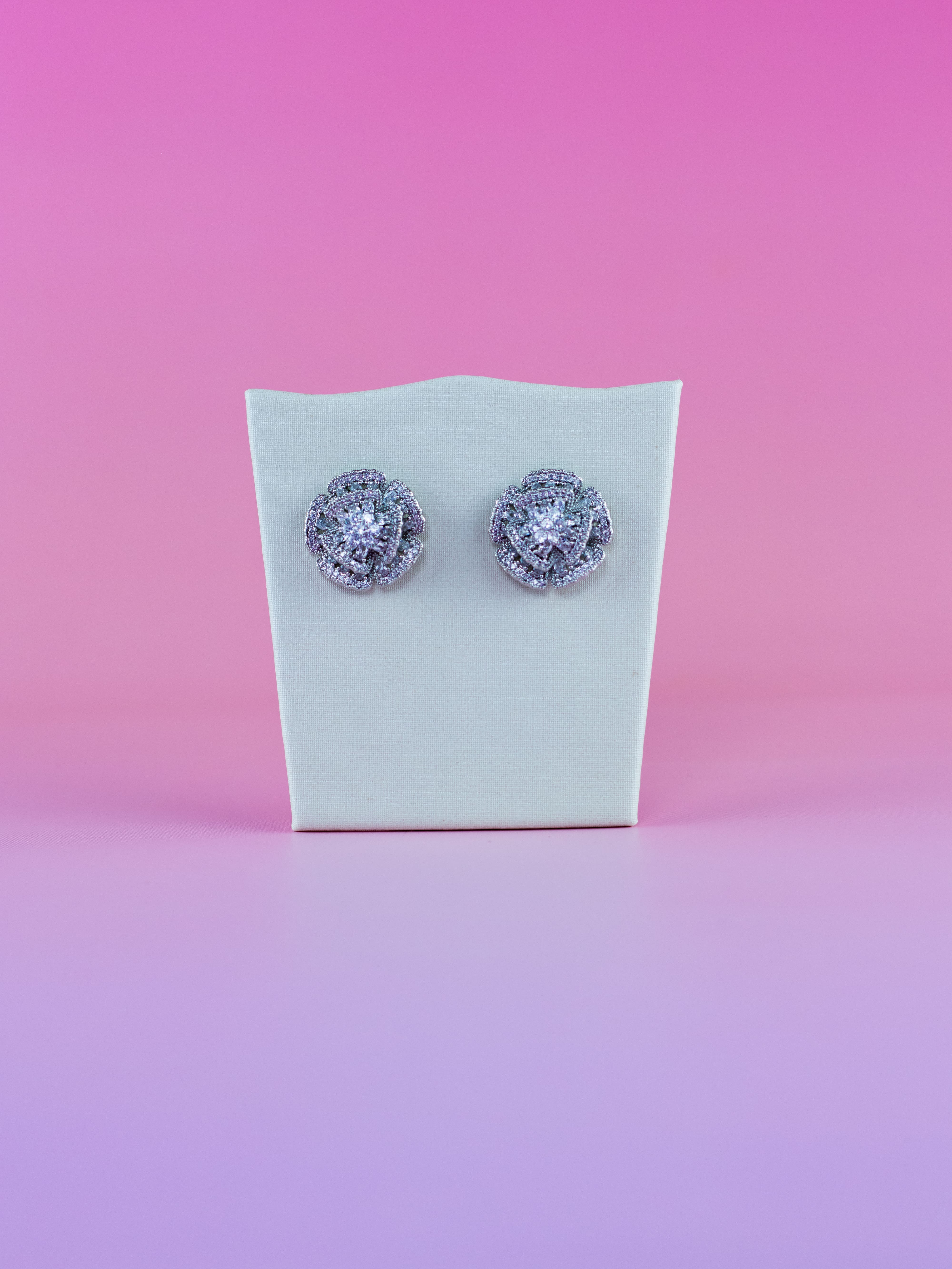 Brinco Base de Flor Prata com Zircônia