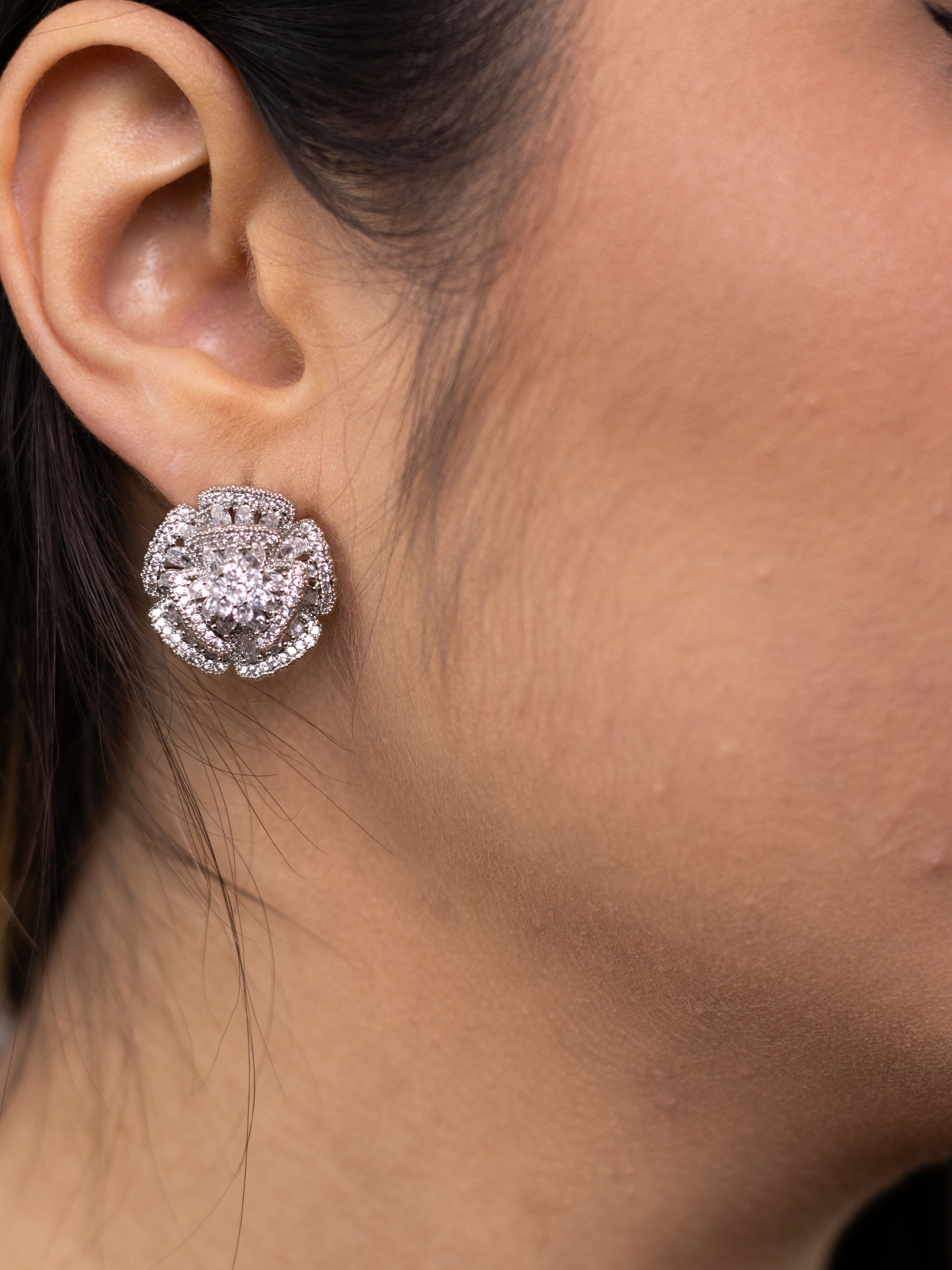 Brinco Base de Flor Prata com Zircônia