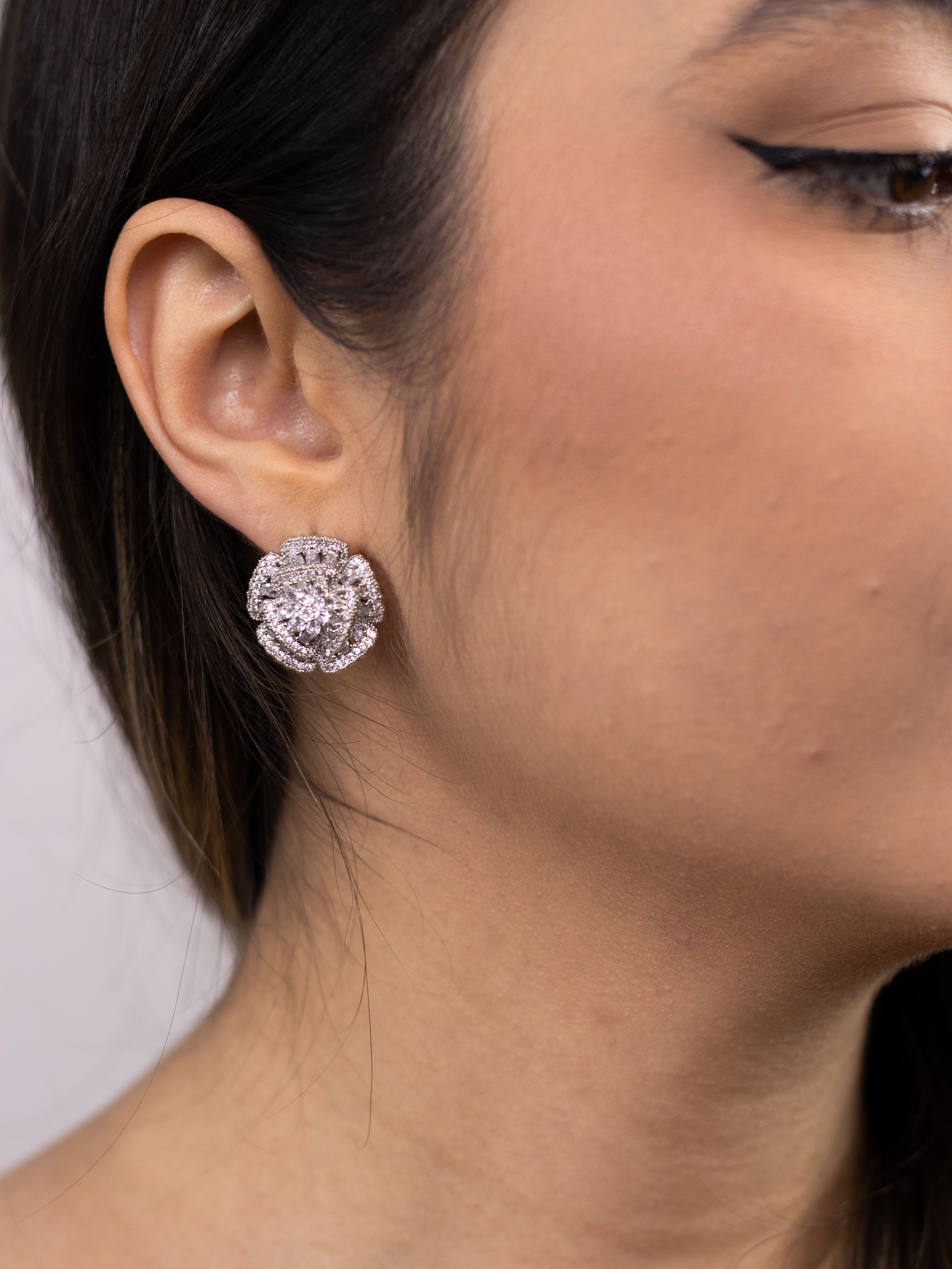 Brinco Base de Flor Prata com Zircônia