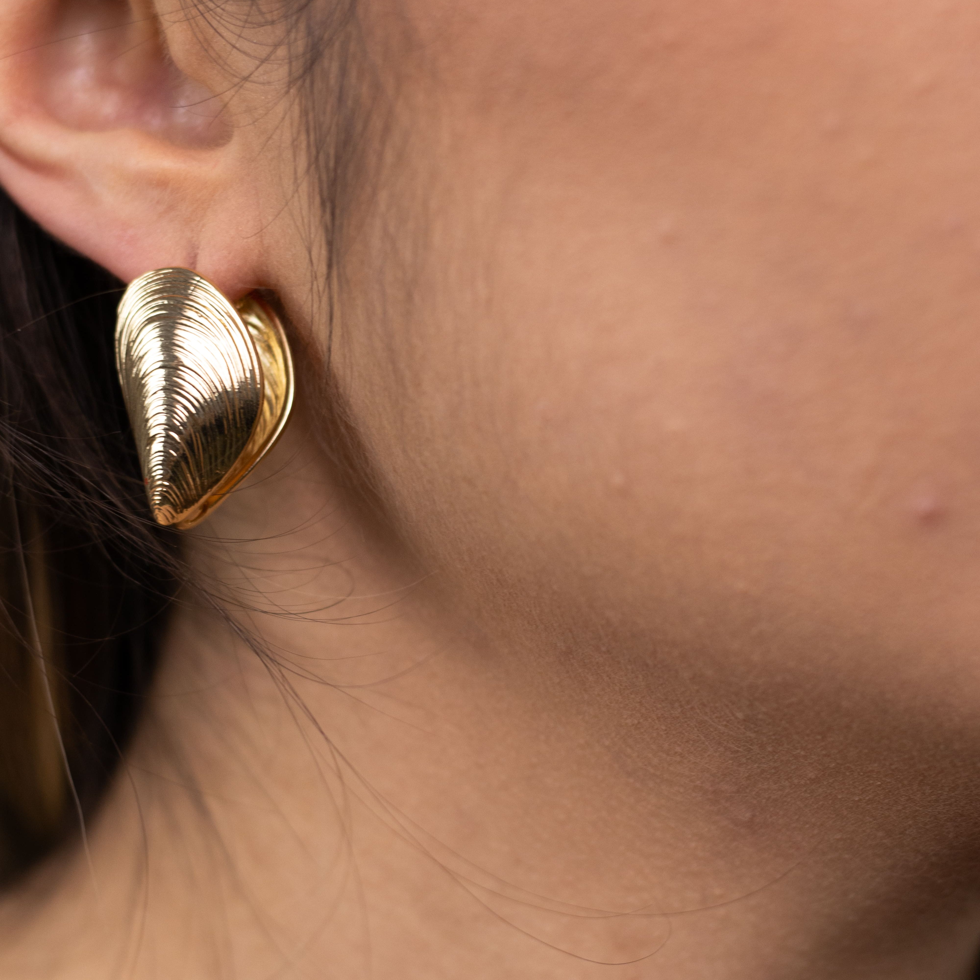 Brinco Argola Concha de Metal Dourado