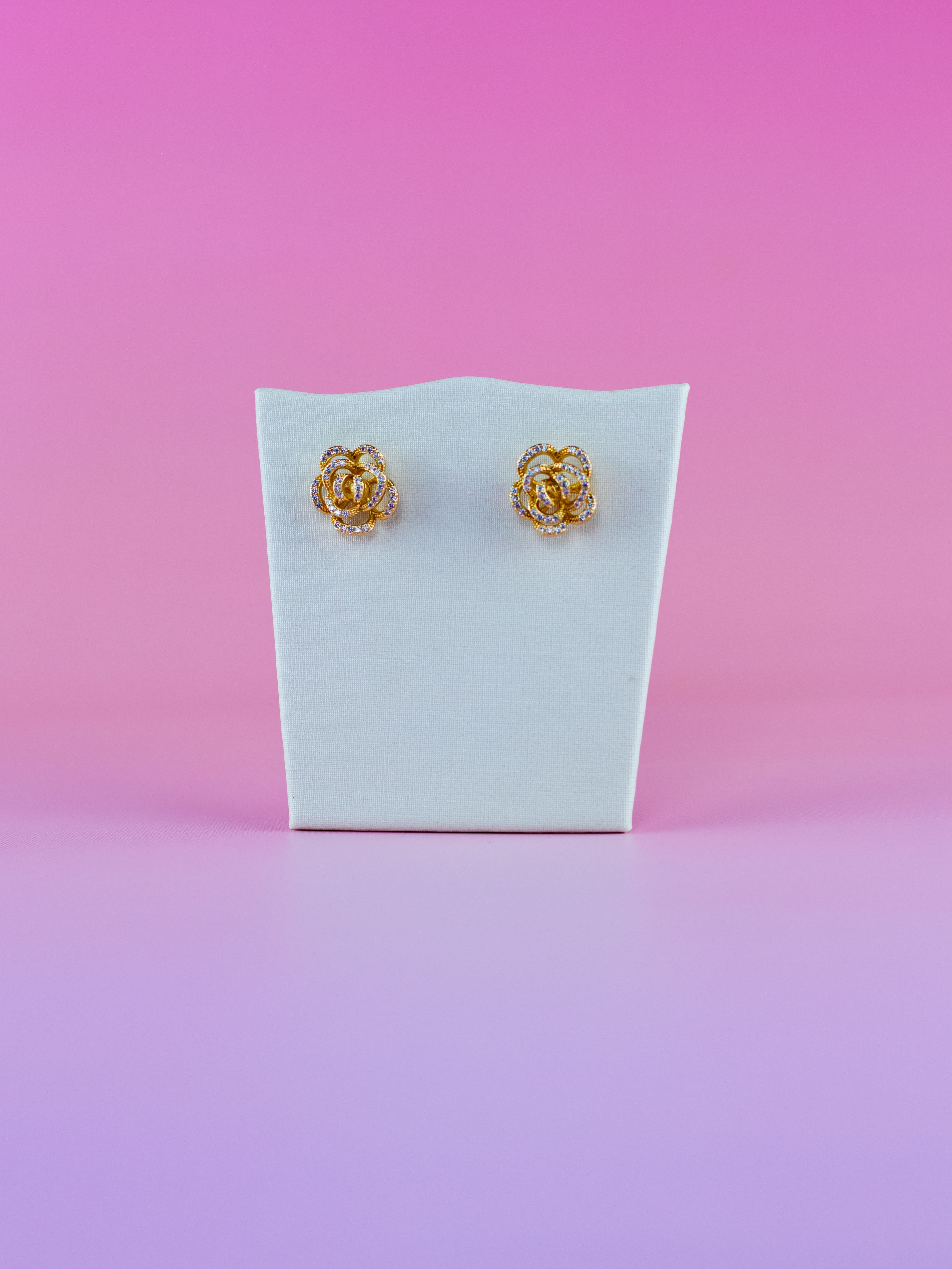 Brinco Base de Flor Margarida Dourado com Zircônia