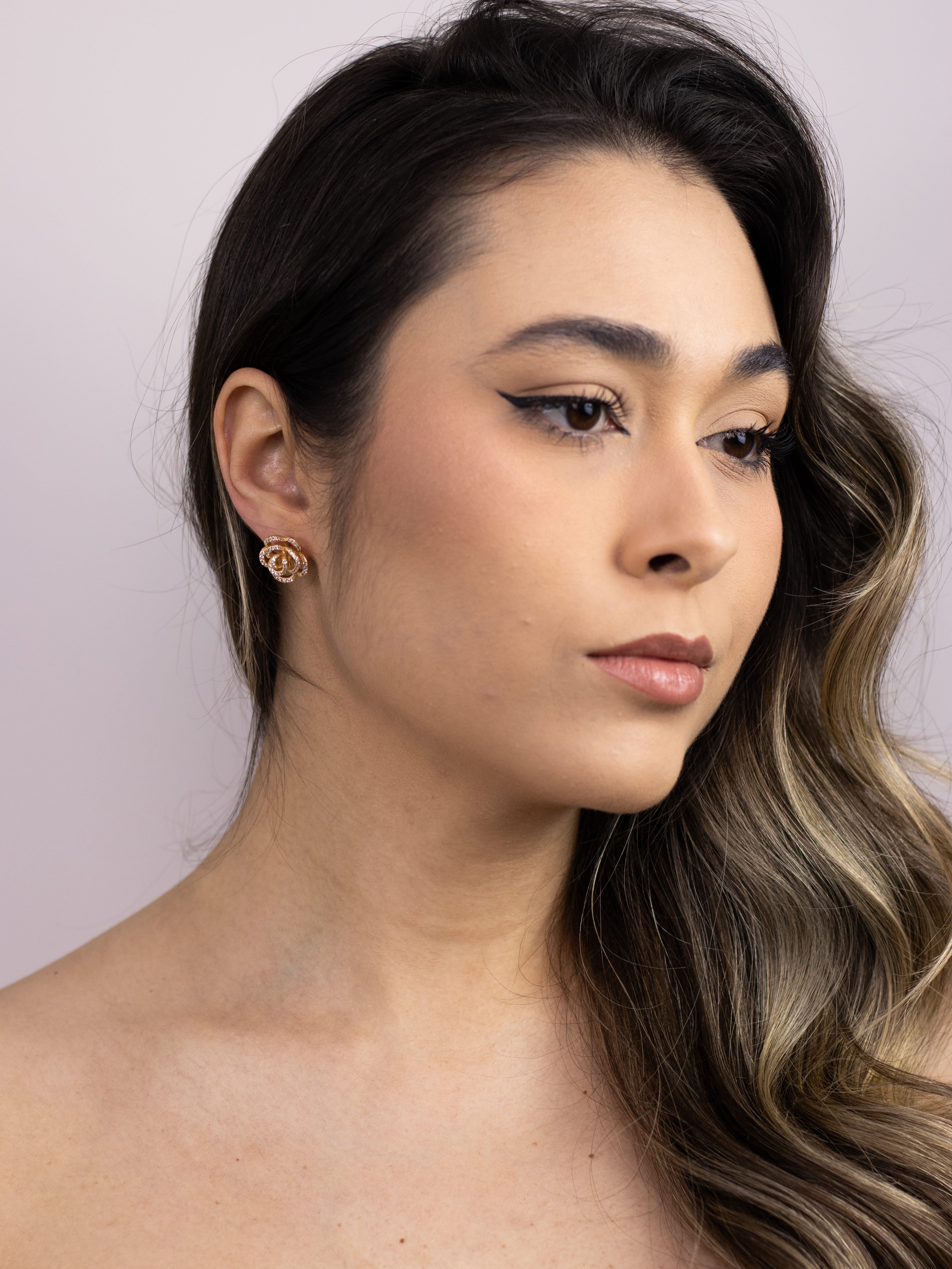 Brinco Base de Flor Margarida Dourado com Zircônia