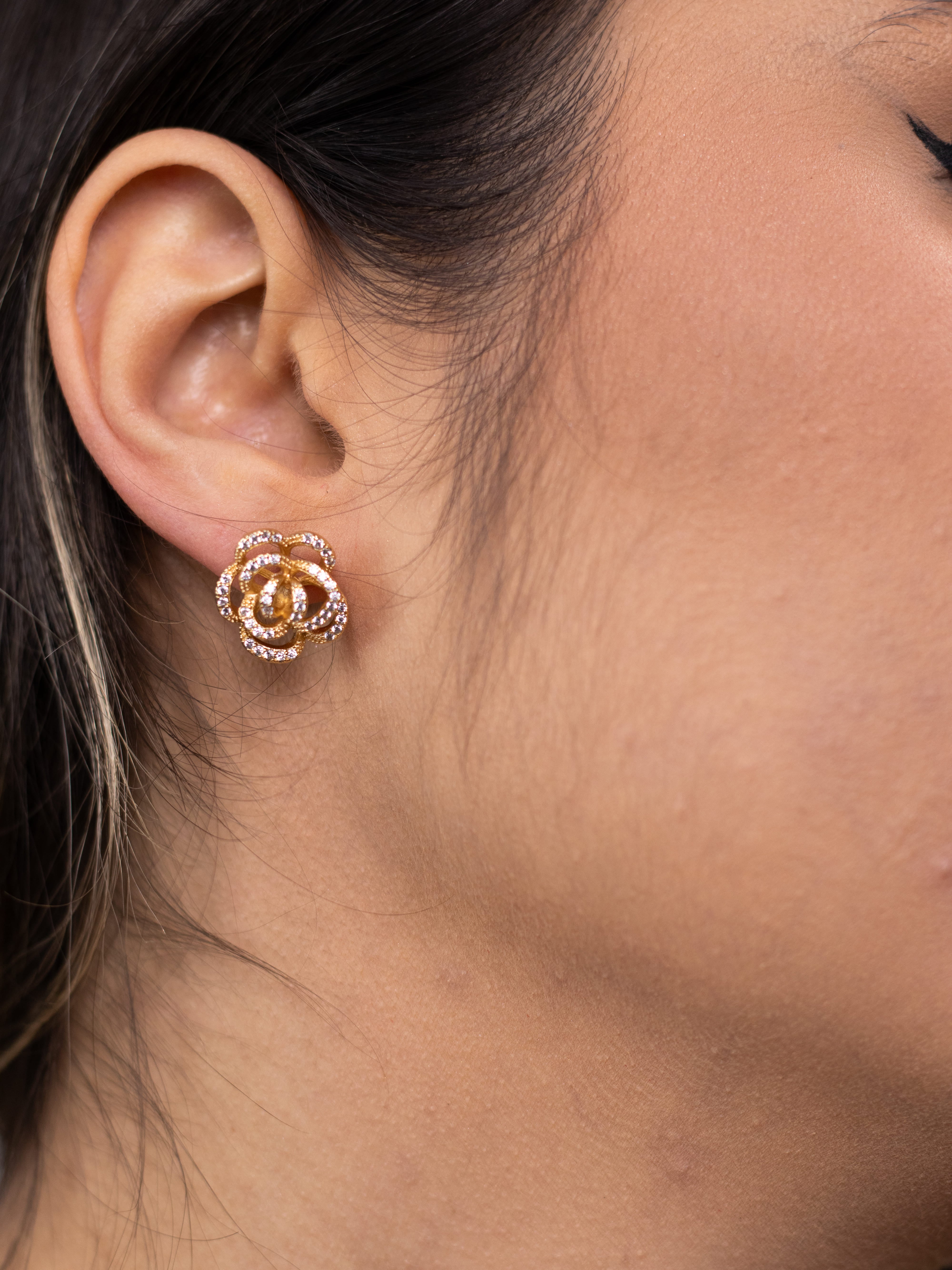 Brinco Base de Flor Margarida Dourado com Zircônia