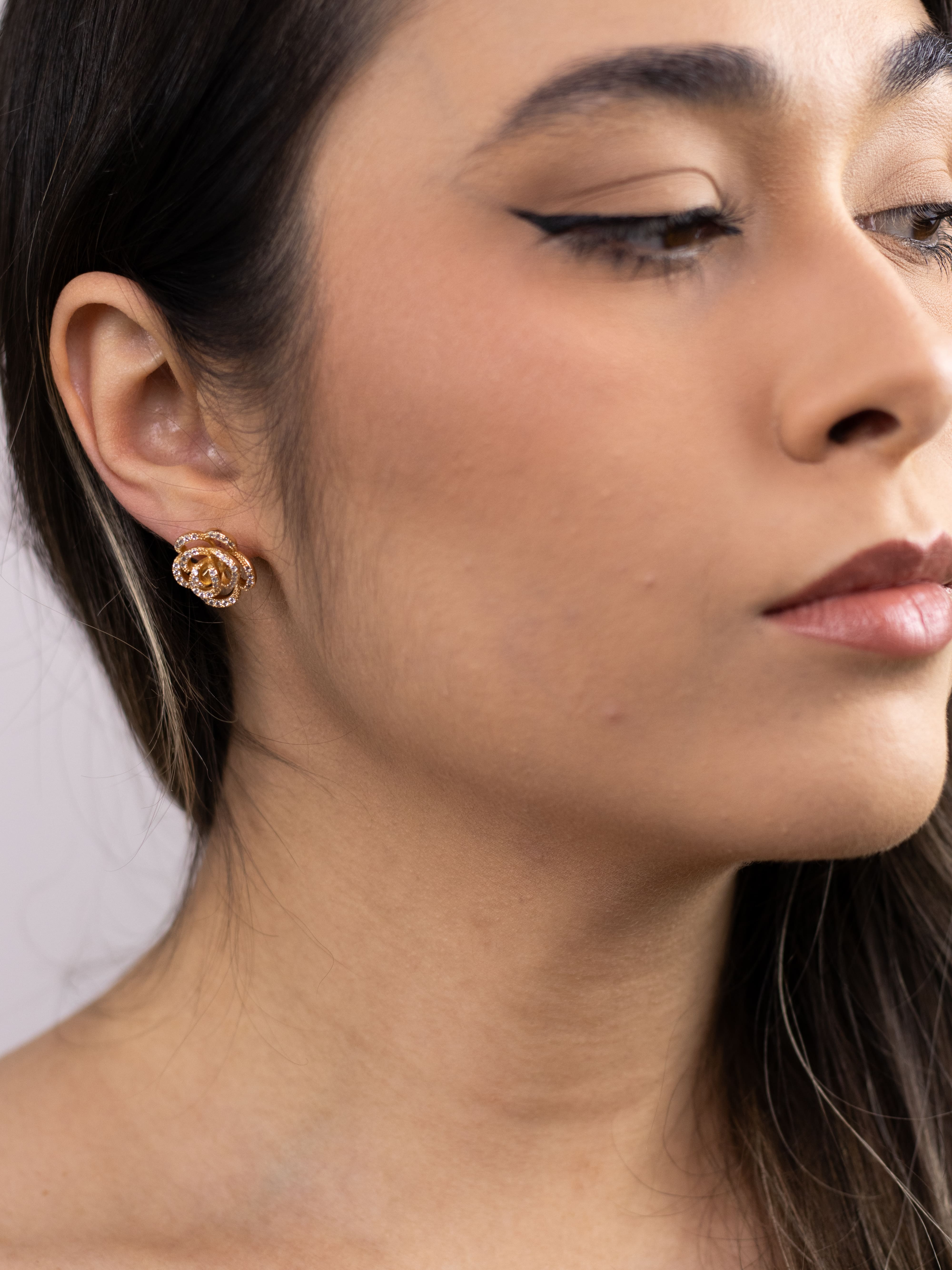 Brinco Base de Flor Margarida Dourado com Zircônia