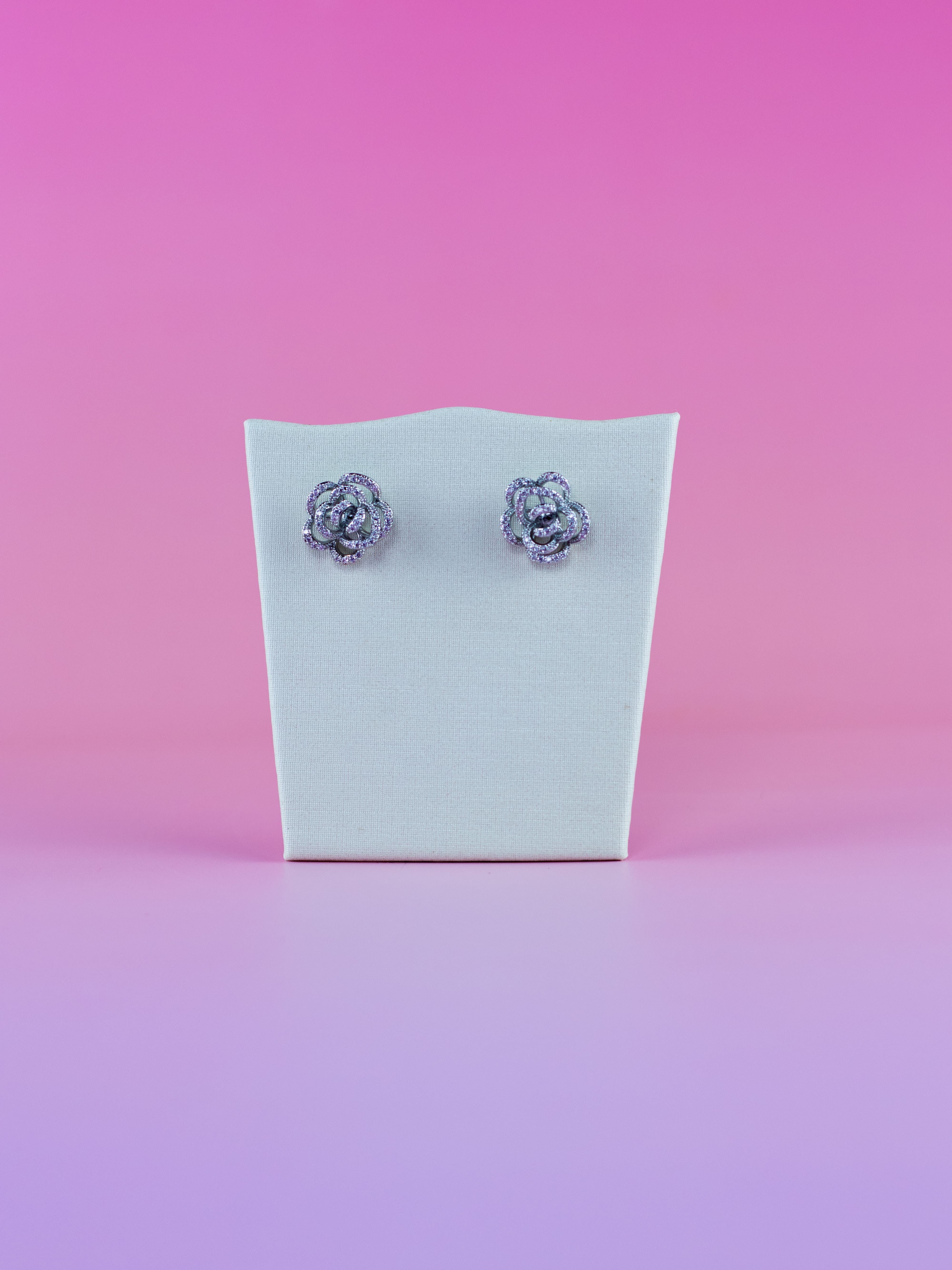 Brinco Base de Flor Margarida Prata com Zircônia