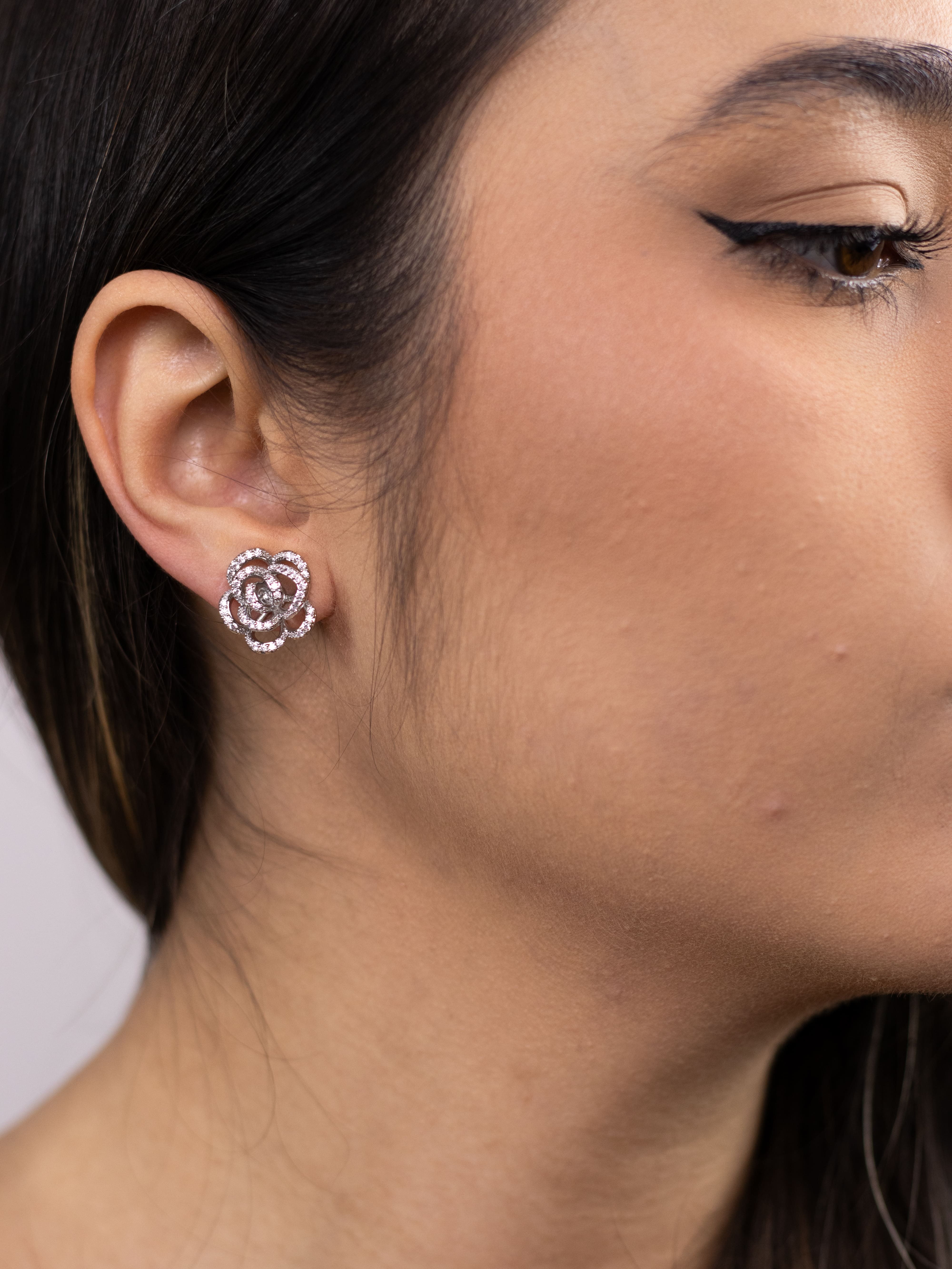 Brinco Base de Flor Margarida Prata com Zircônia