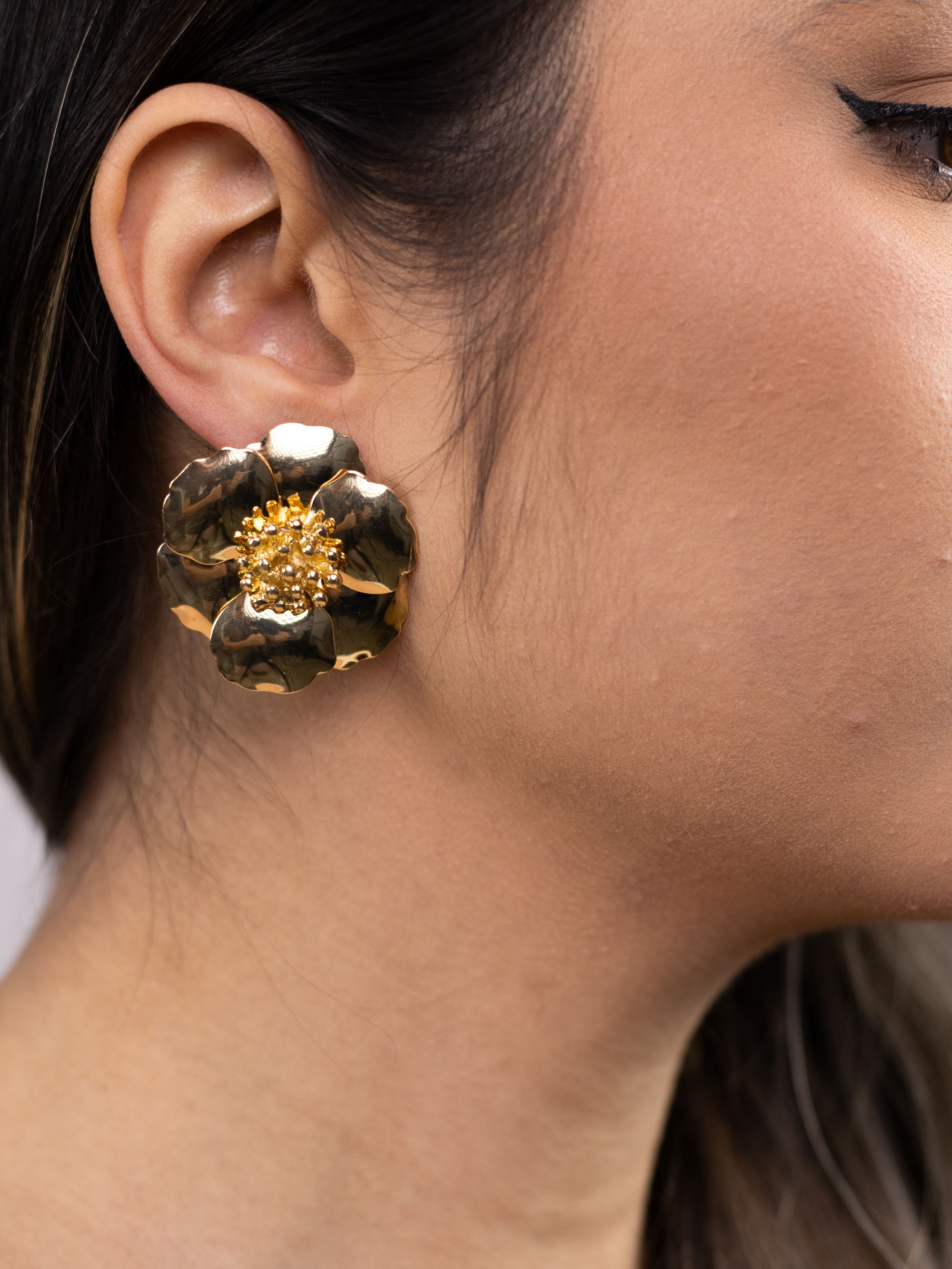 Brinco Metal Dourado Liso de Flor