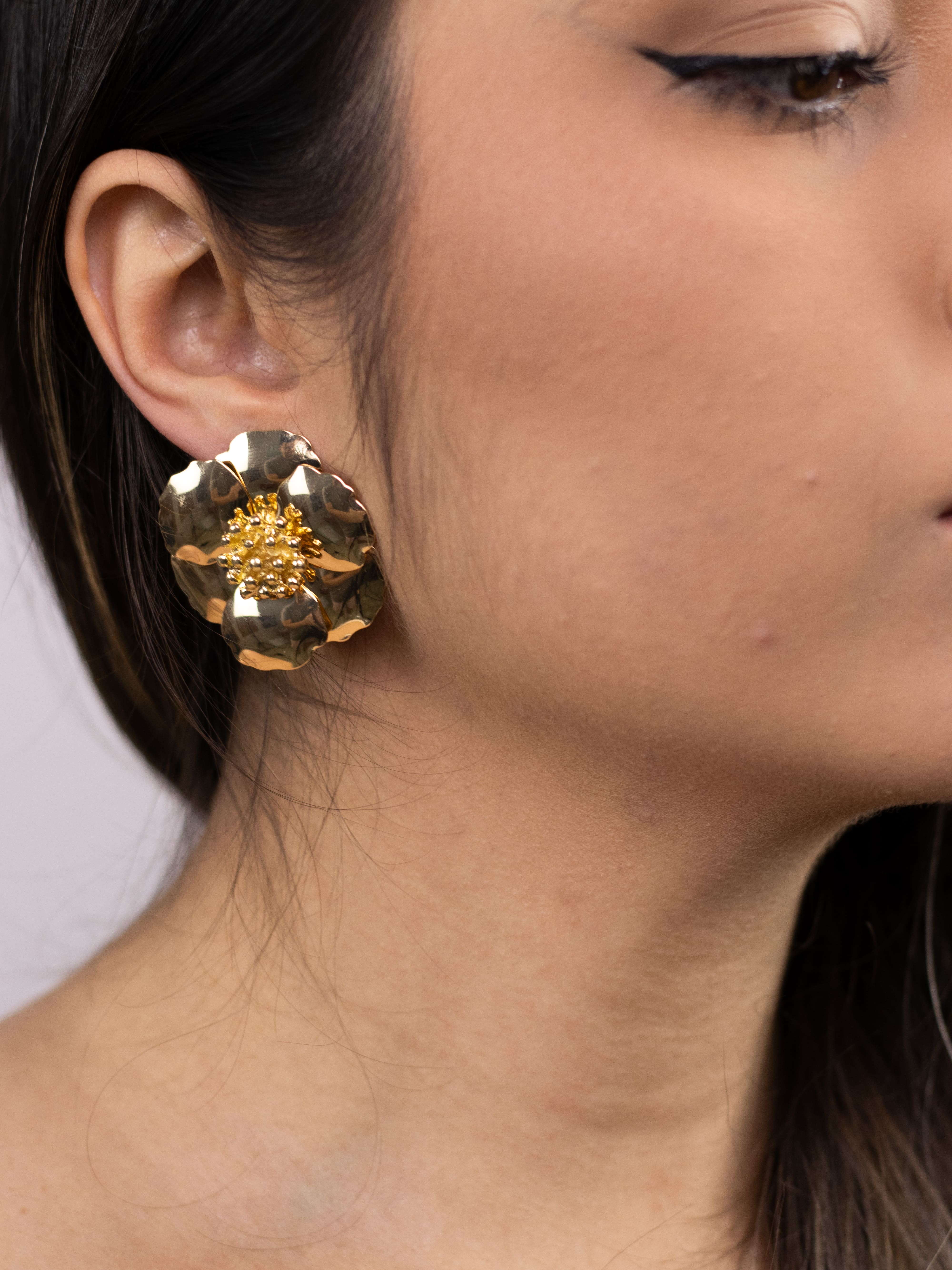 Brinco Metal Dourado Liso de Flor