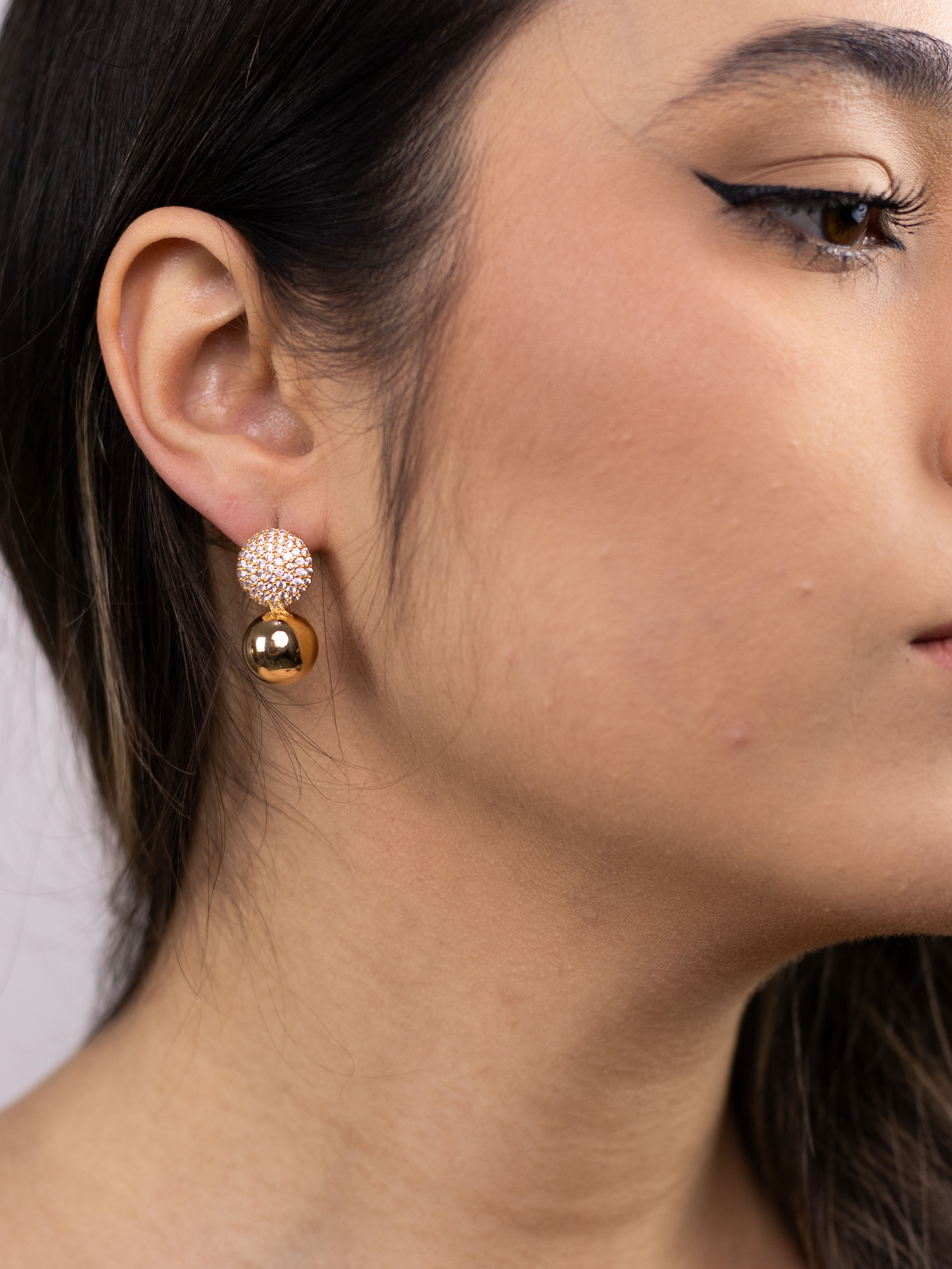 Brinco Esfera com Zircônia de Metal Dourado