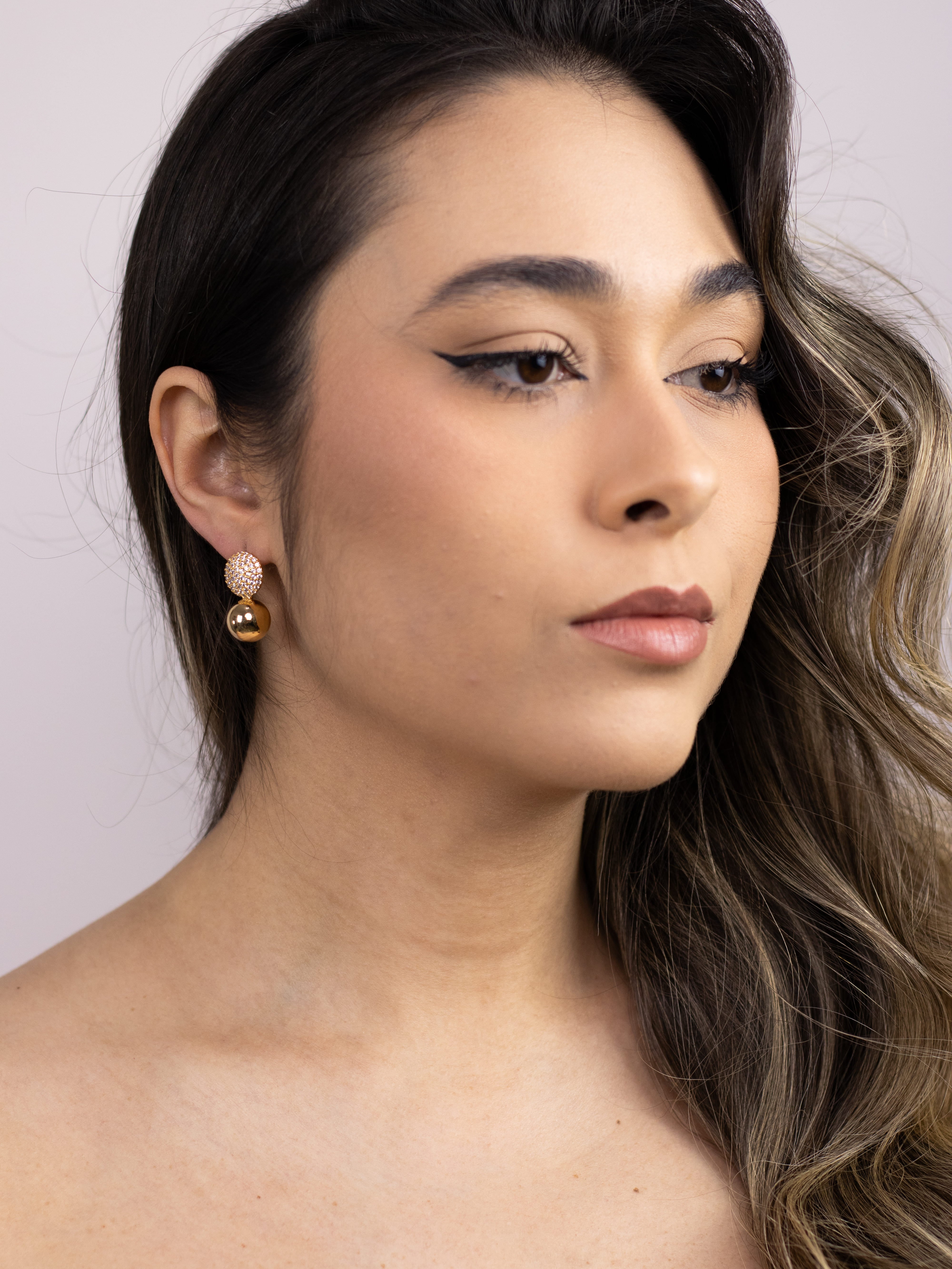 Brinco Esfera com Zircônia de Metal Dourado