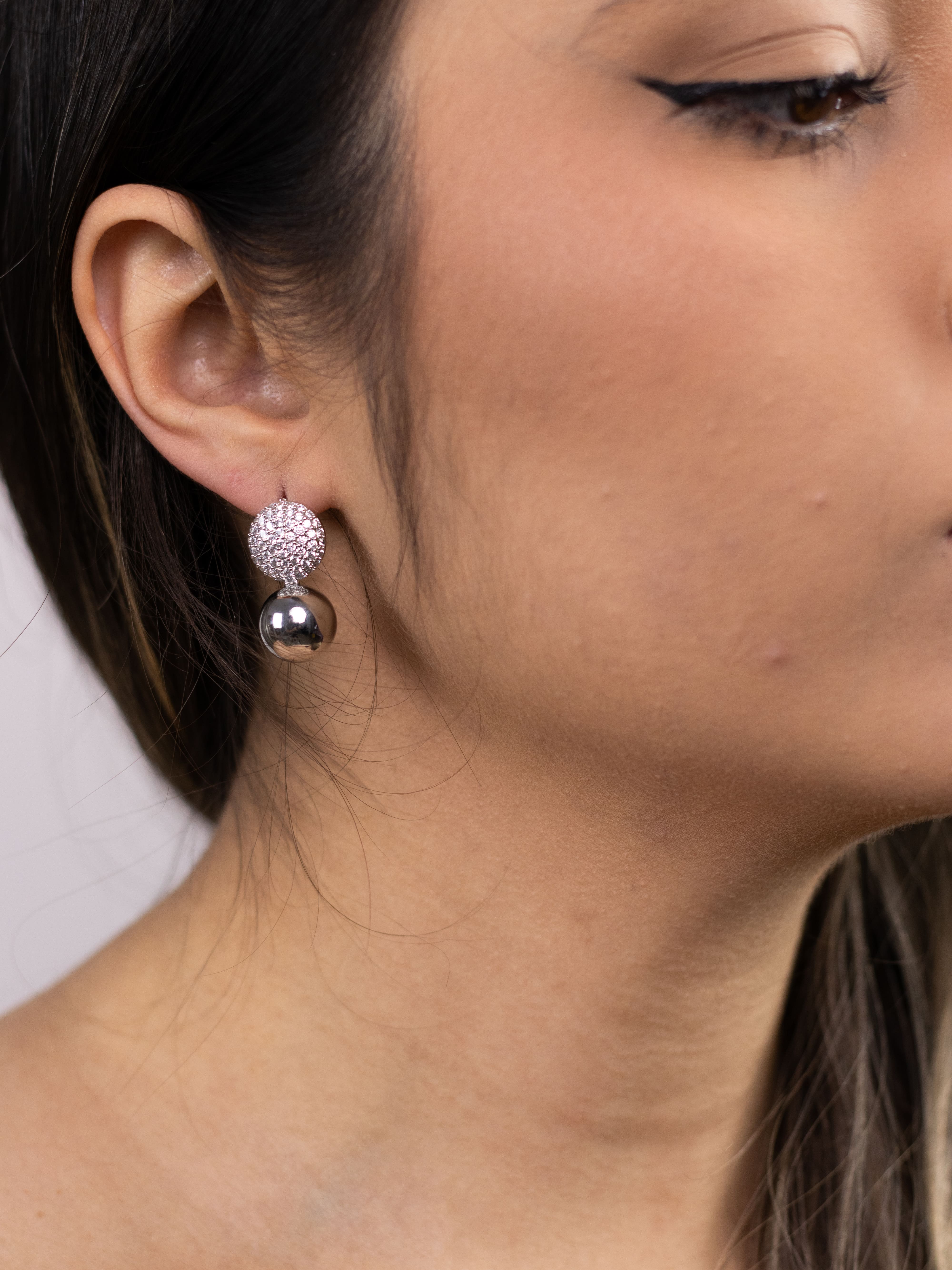 Brinco Esfera com Zircônia de Metal Prata