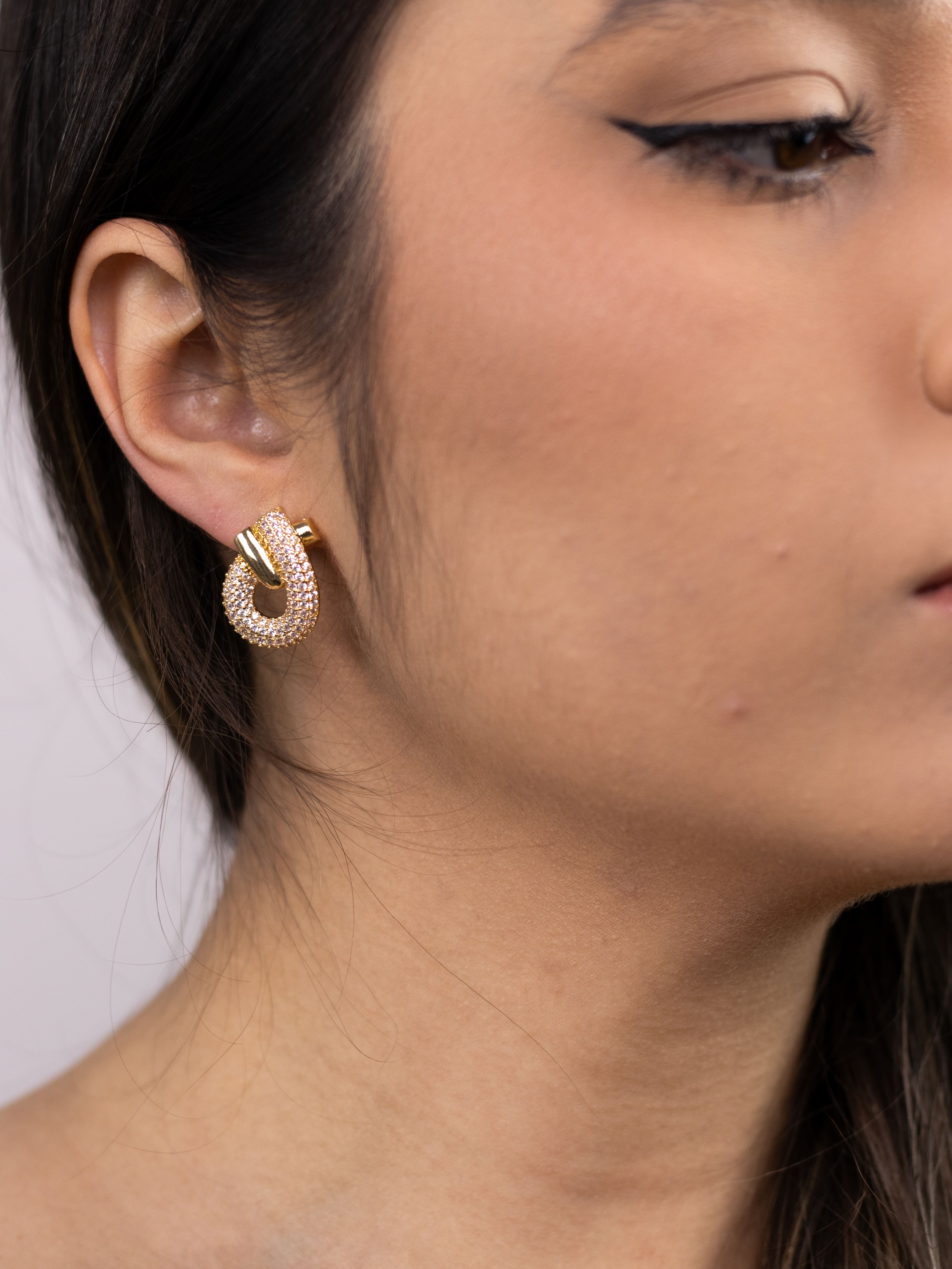 Brinco Base de Metal Dourado com Zircônia