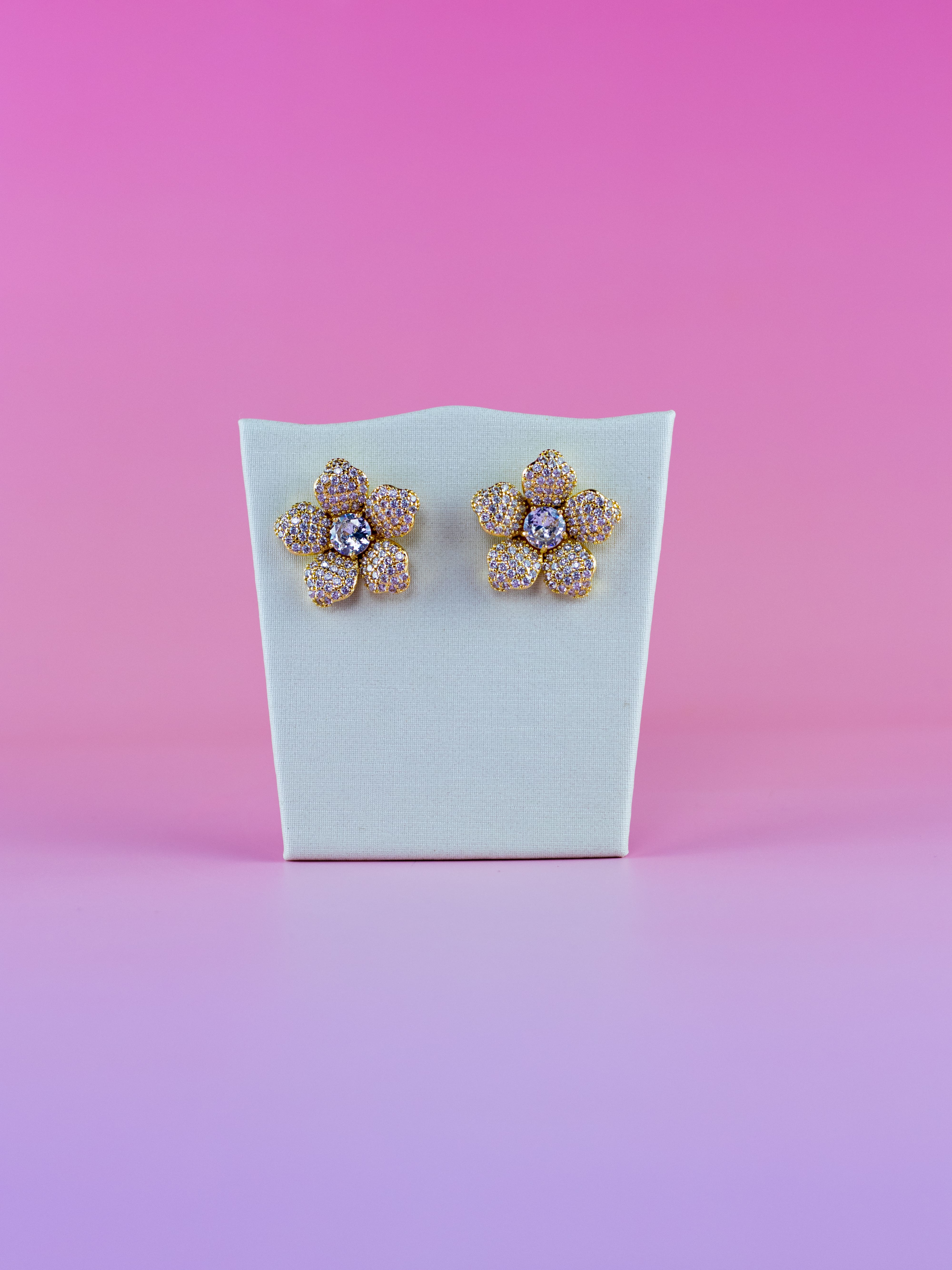 Brinco Flor de Metal Dourado Cravejado de Zircônia