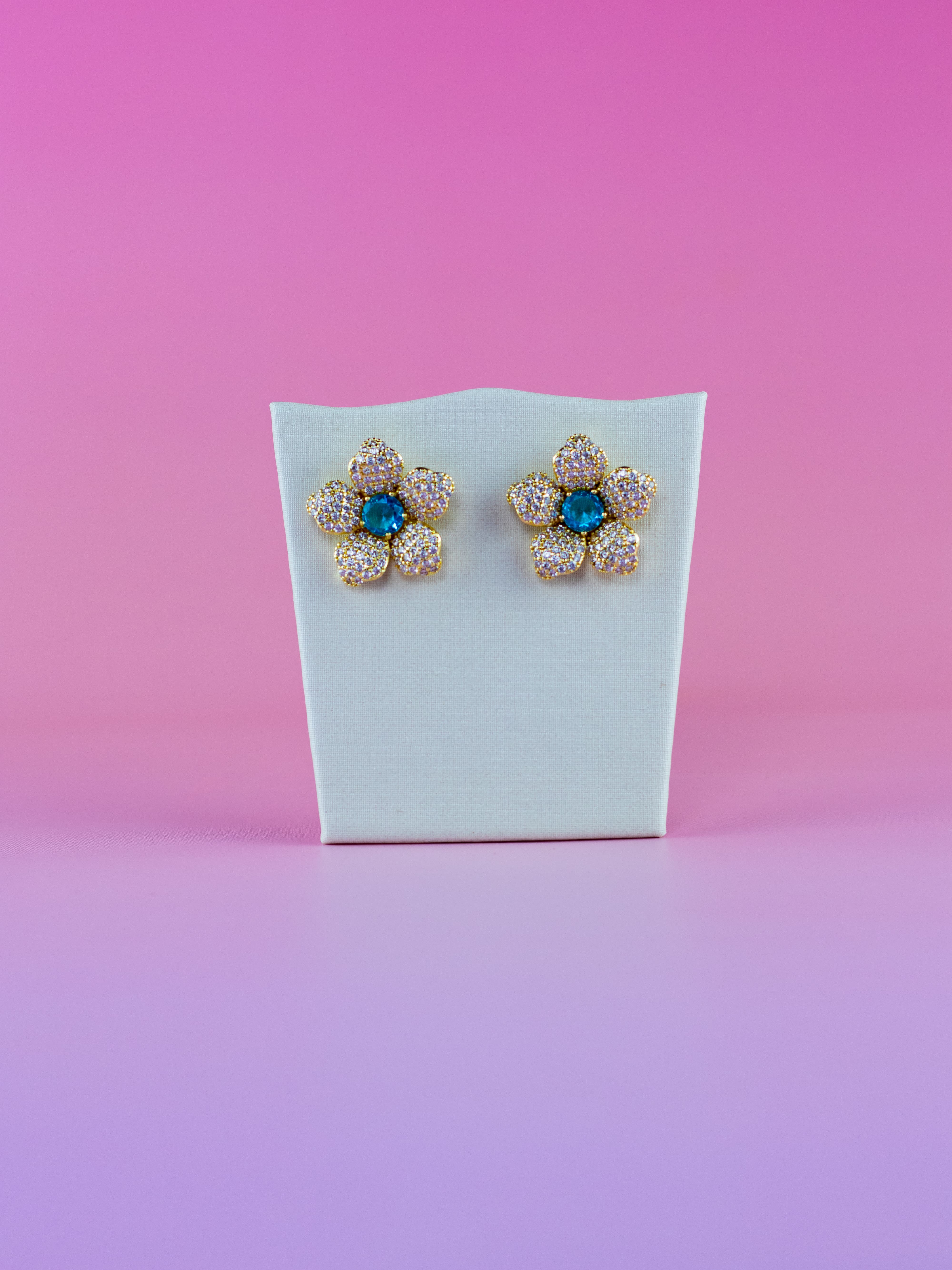 Brinco Flor Dourado Cravejado com Cristal Colorido